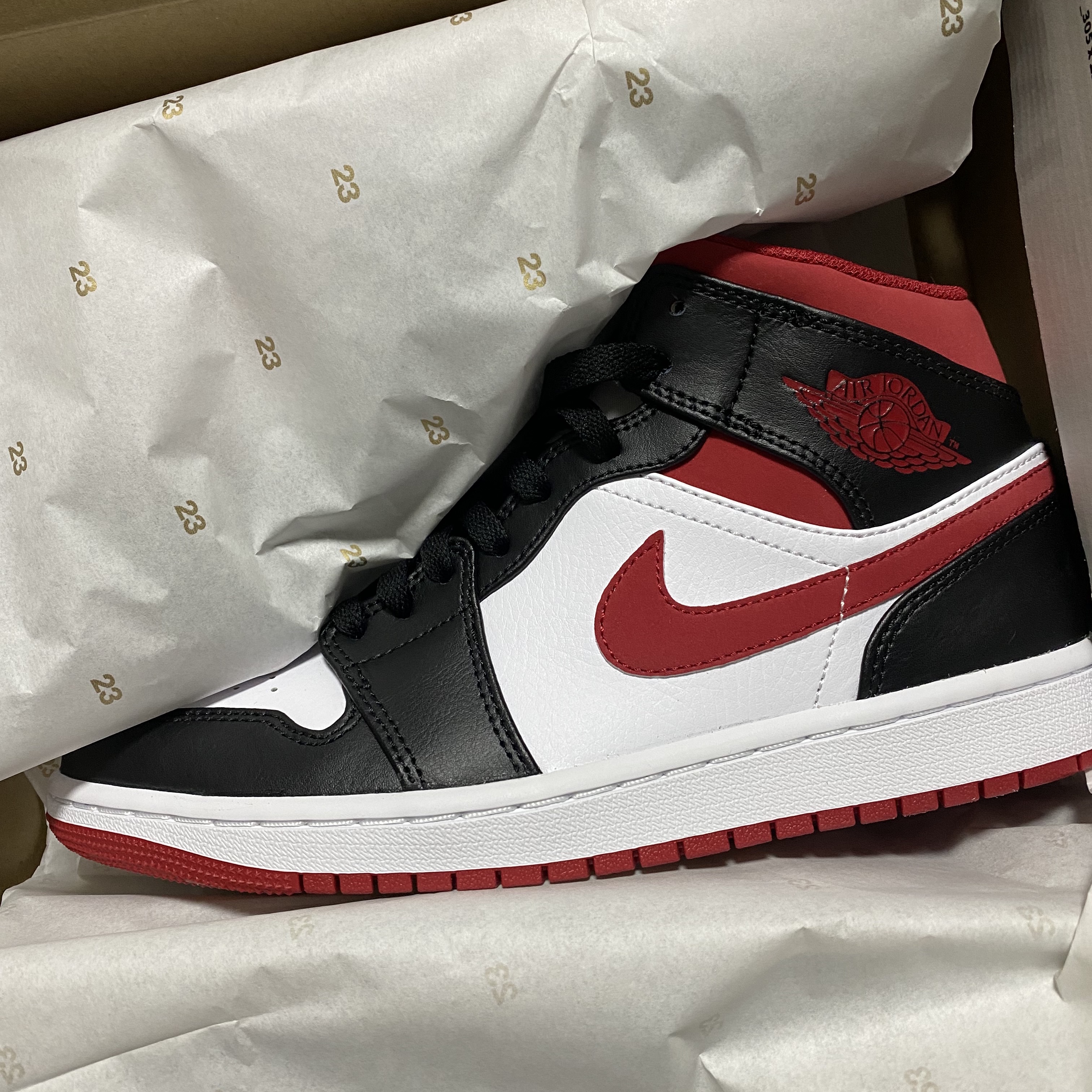 Jordan 1 Mid Gym Red Black White 착용 스타일