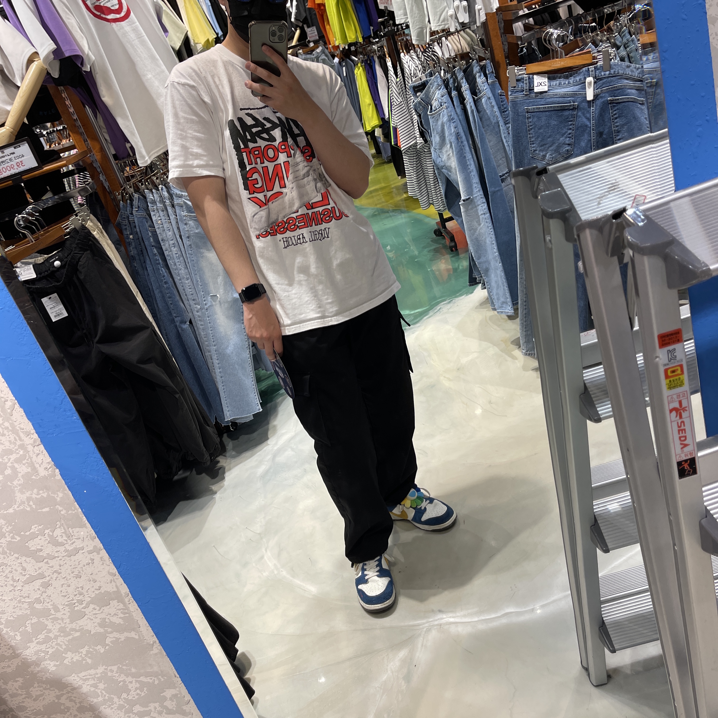 Nike x Kasina Dunk Low 80's Bus, Stussy x Off-White 40 WT T-Shirt 착용 스타일