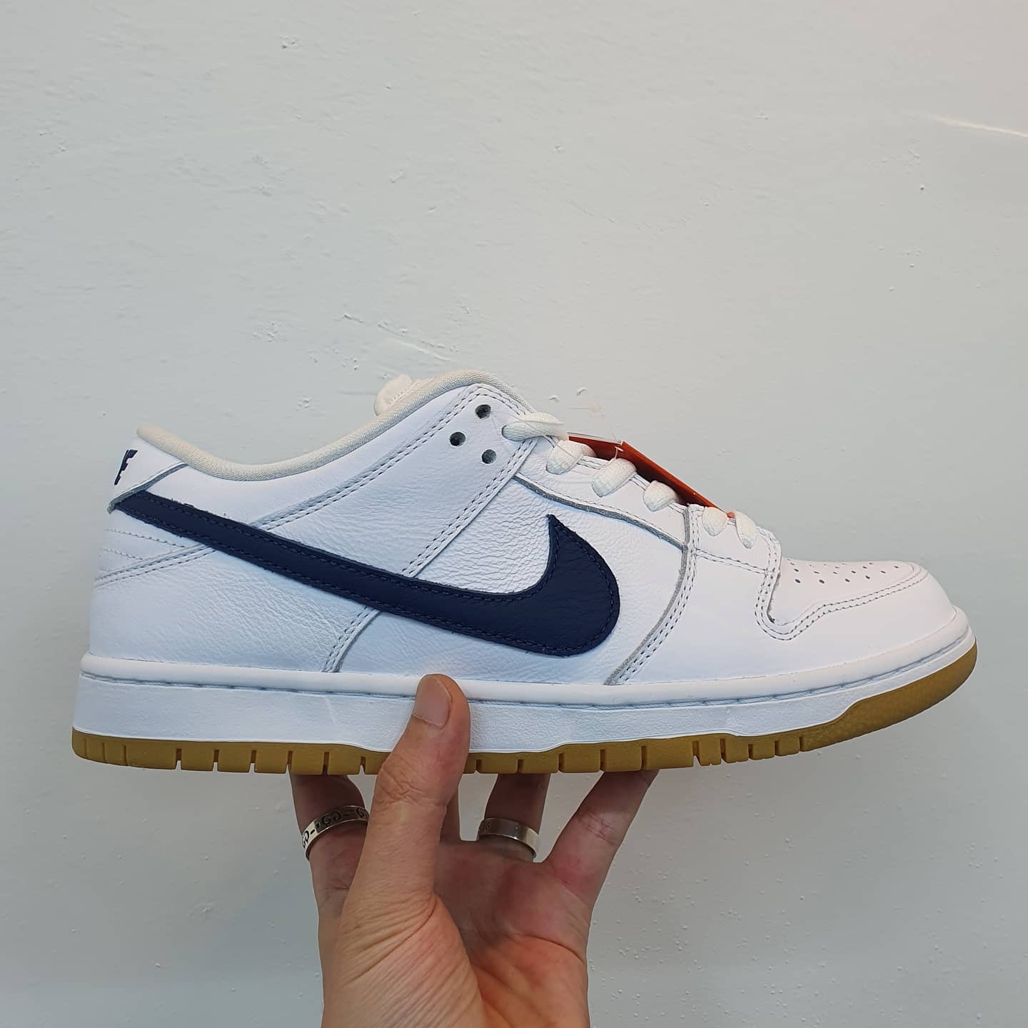 Nike SB Dunk Low Pro ISO Orange Label White Navy 착용 스타일