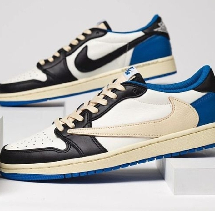 Jordan 1 Low Hyper Royal 착용 스타일 - 5