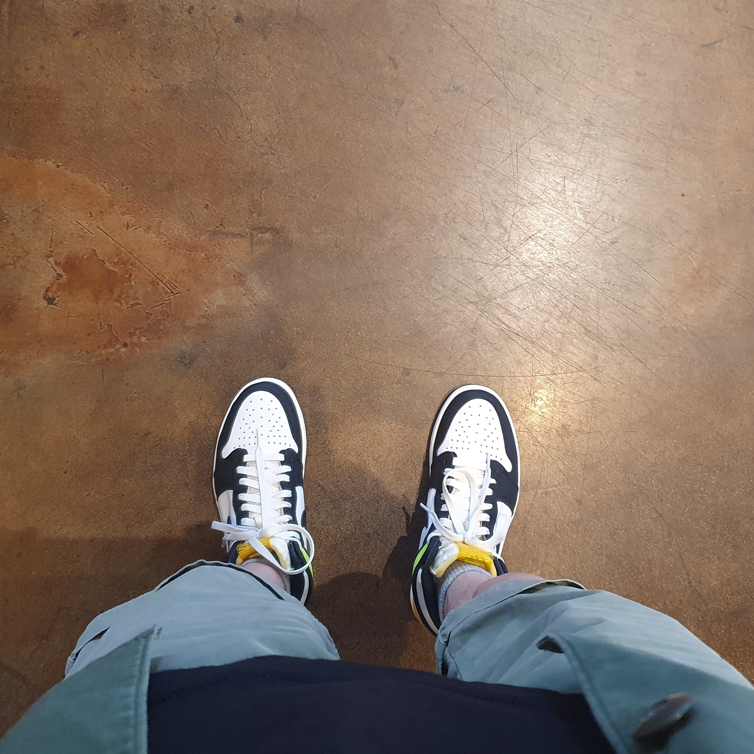 Jordan 1 Retro High OG Volt Gold 착용 스타일