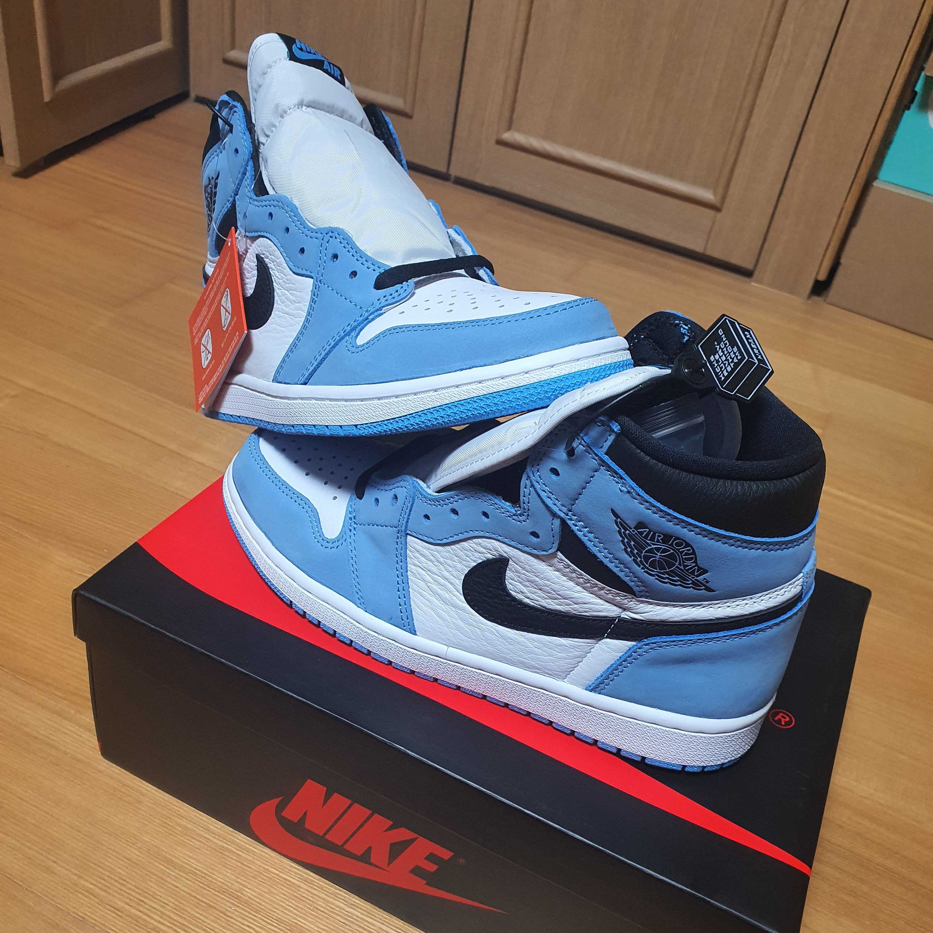 Jordan 1 Retro High OG University Blue 착용 스타일 - 3
