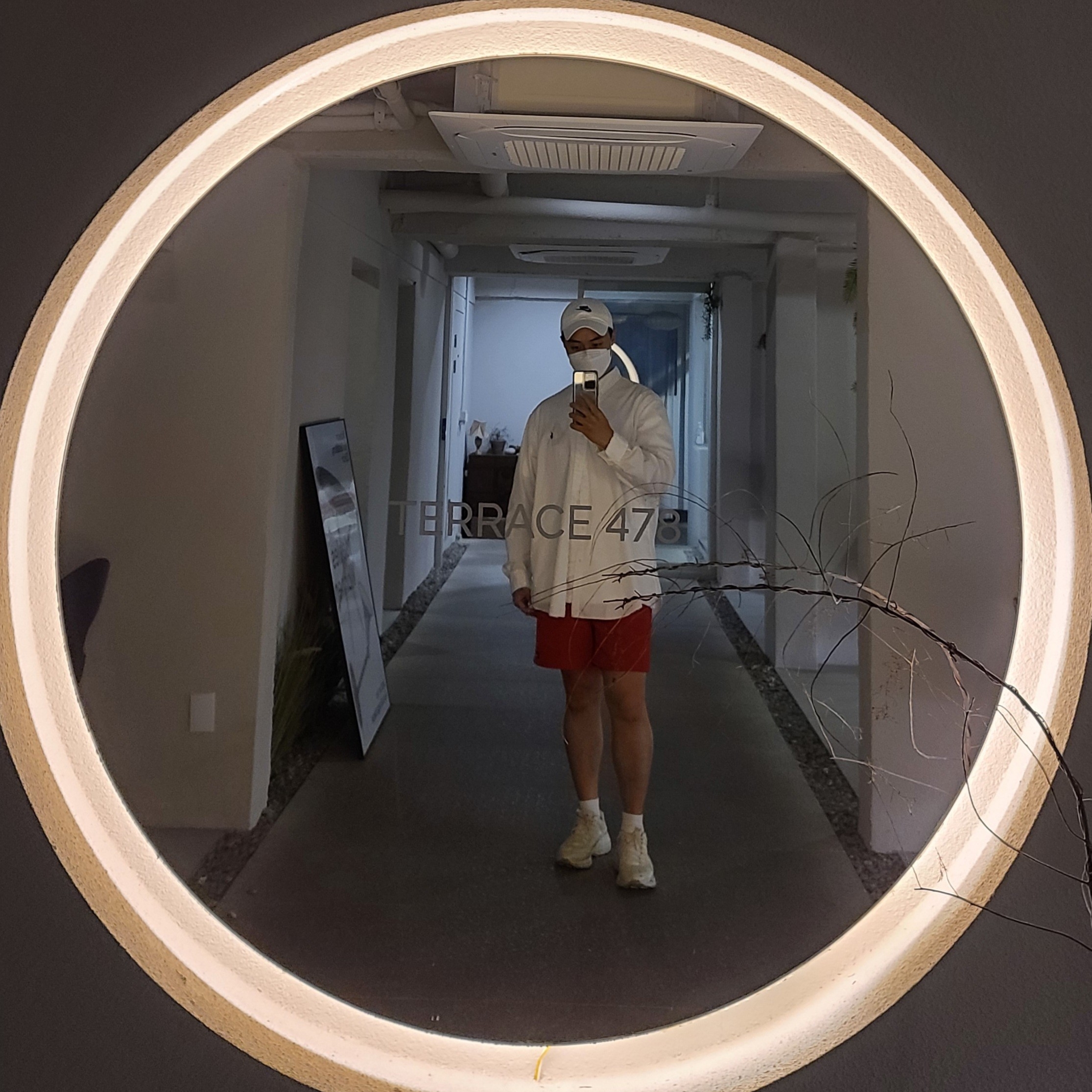 (W) Gucci Rhyton Leather Sneakers Distressed Ivory 착용 스타일 - 1