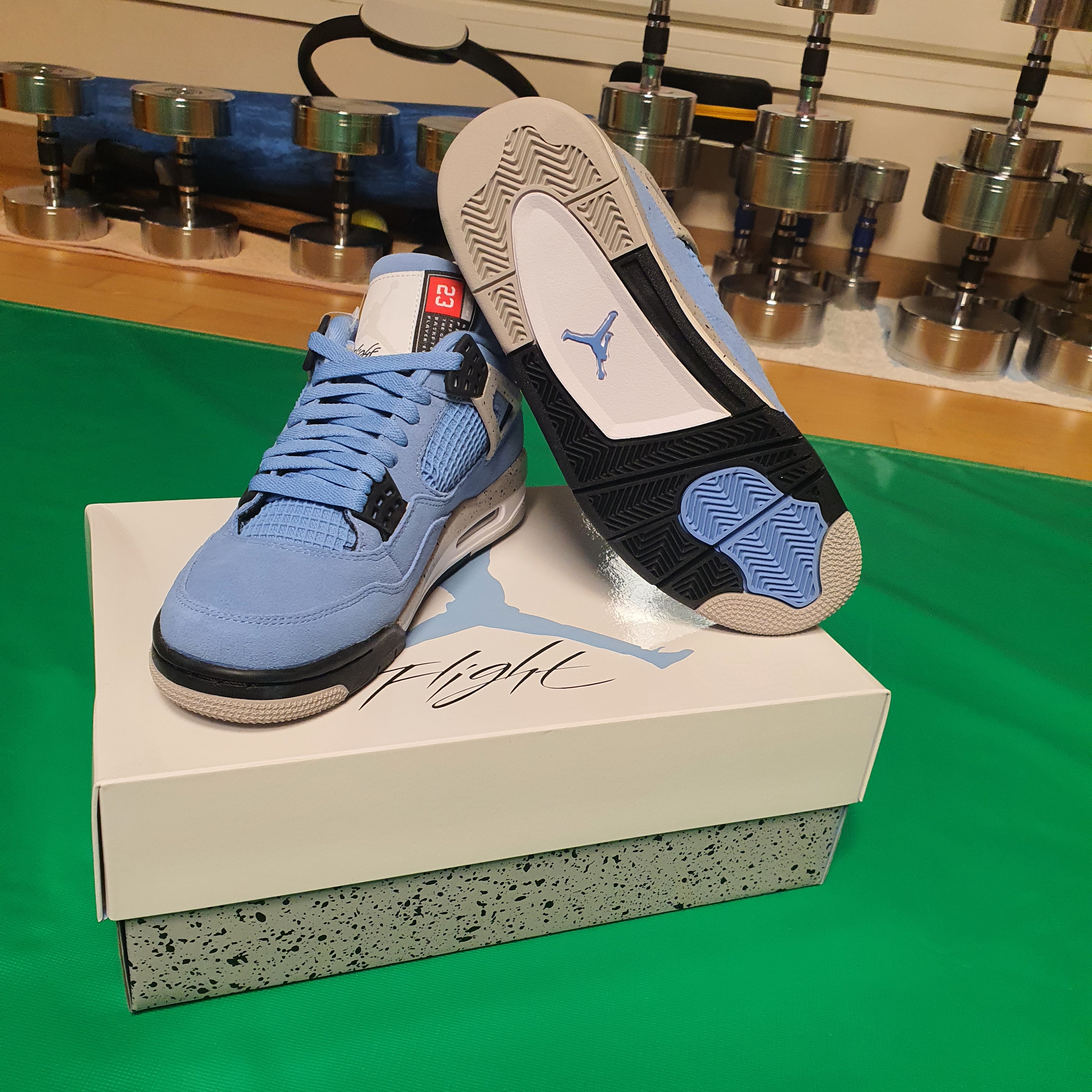Jordan 4 Retro University Blue 착용 스타일 - 5