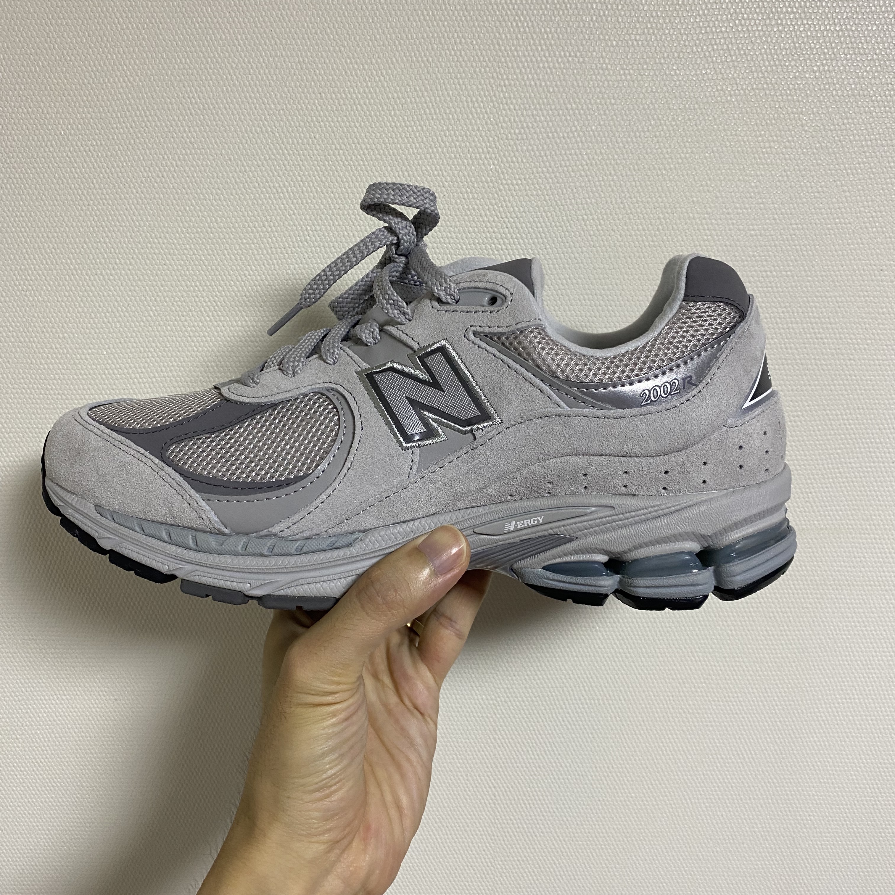 New Balance 2002R T2 Gray 착용 스타일