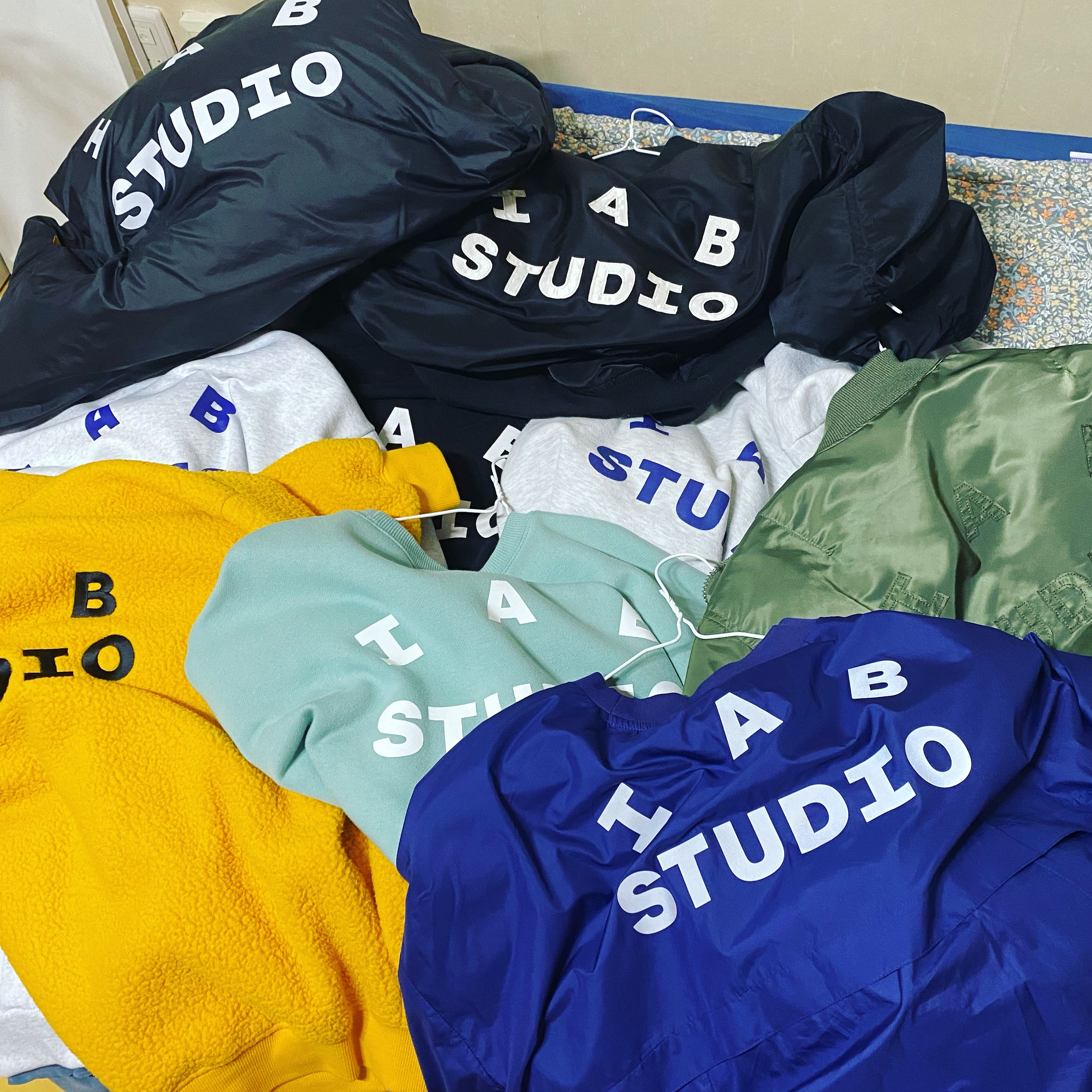 IAB Studio Hoodie Black White, IAB Studio Half Zip Pullover Light Gray 착용 스타일