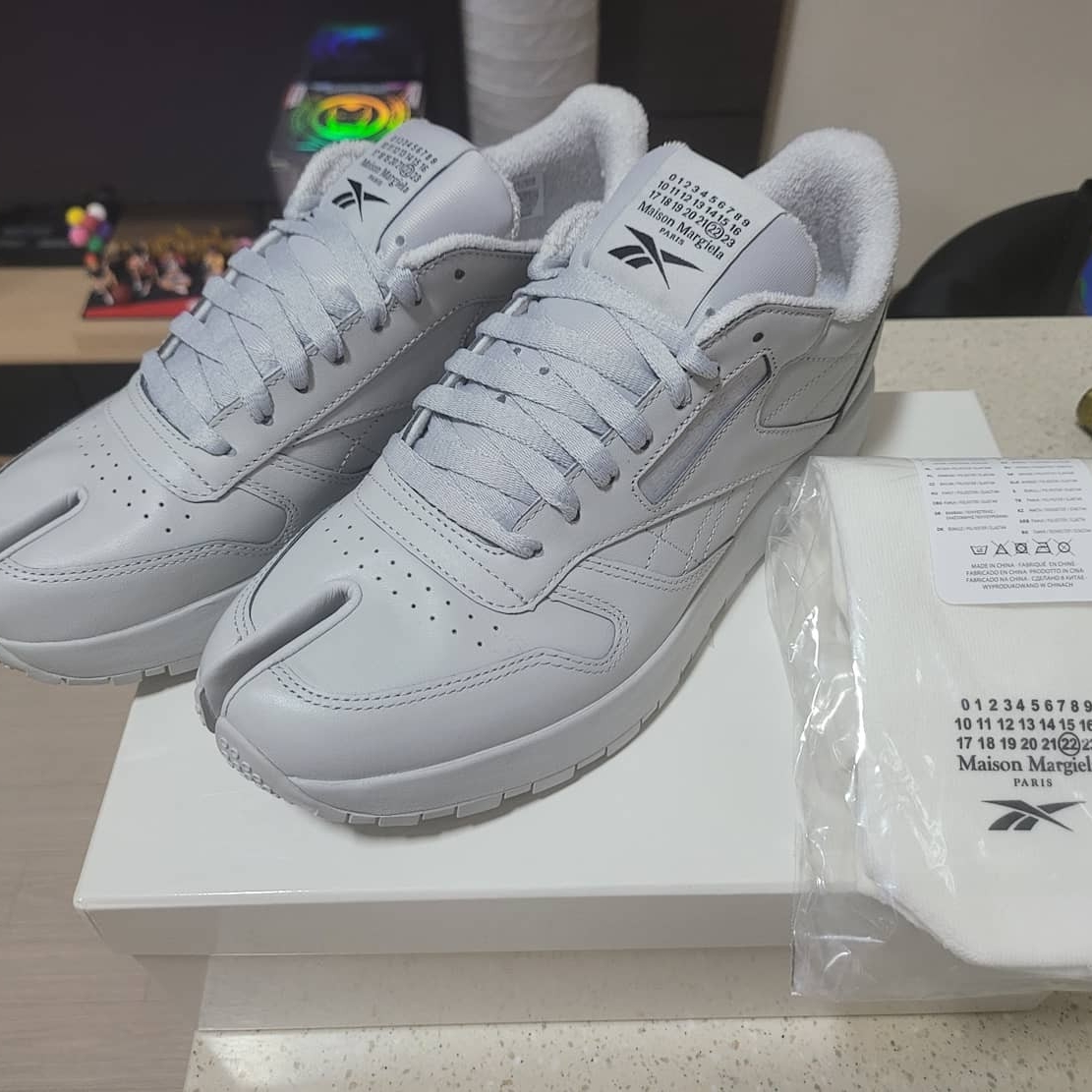 Reebok x Maison Margiela Classic Leather Tabi Shoes Grey 착용 스타일