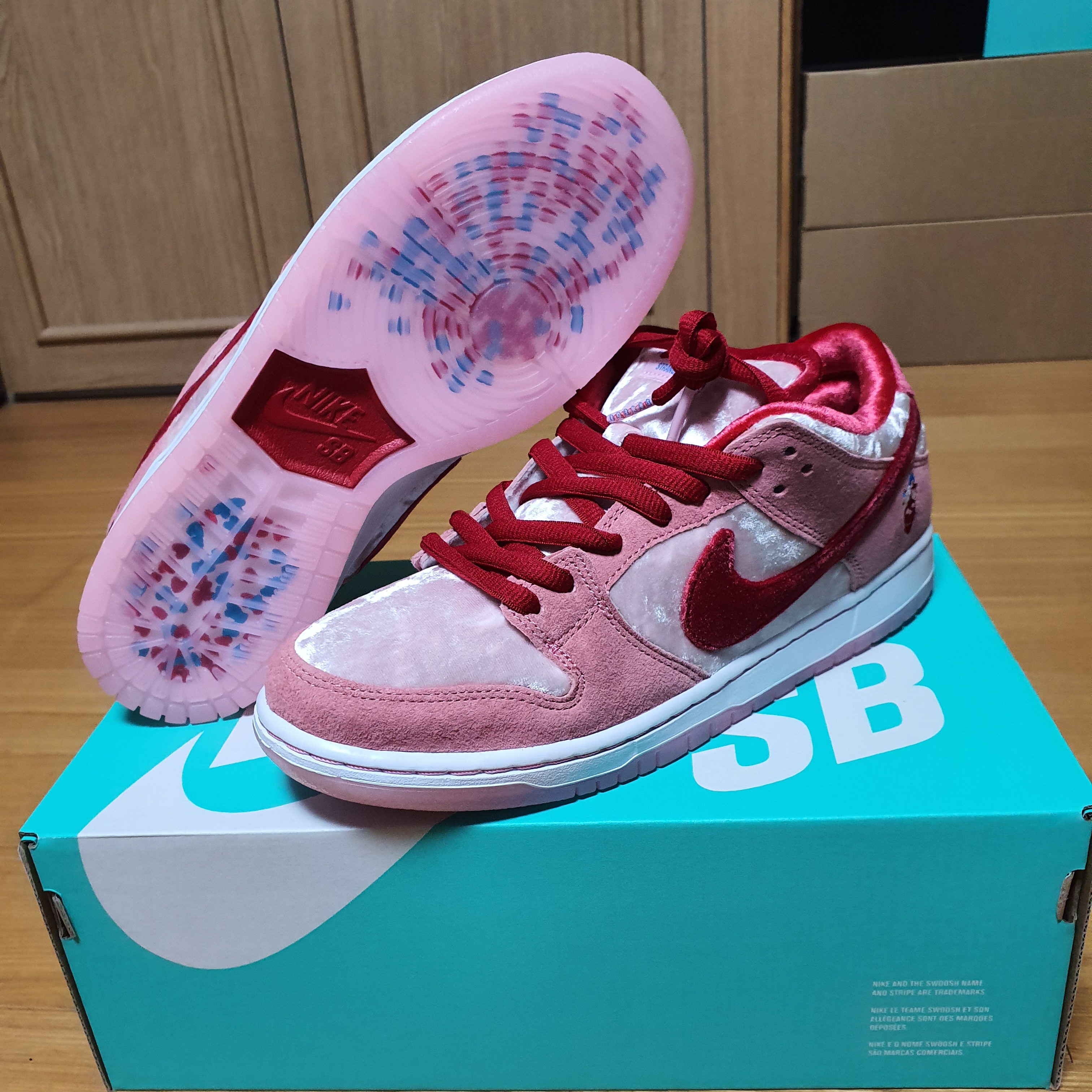 Nike x StrangeLove SB Dunk Low Pink (Regular Box) 착용 스타일 - 4