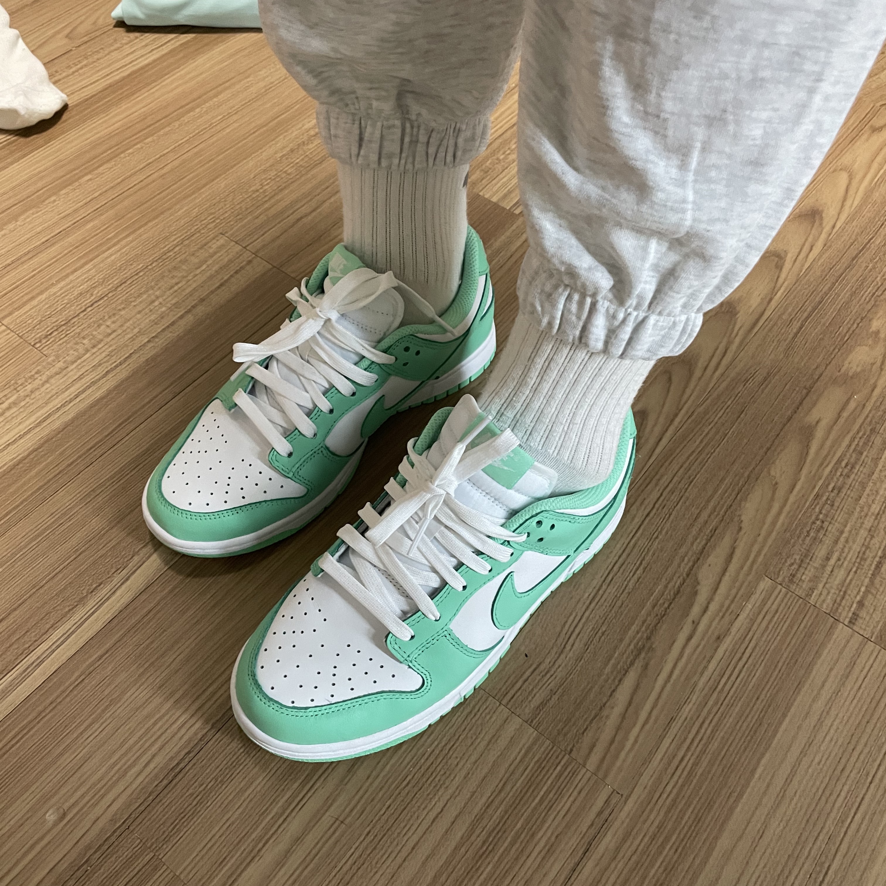(W) Nike Dunk Low Green Glow 착용 스타일 - 1