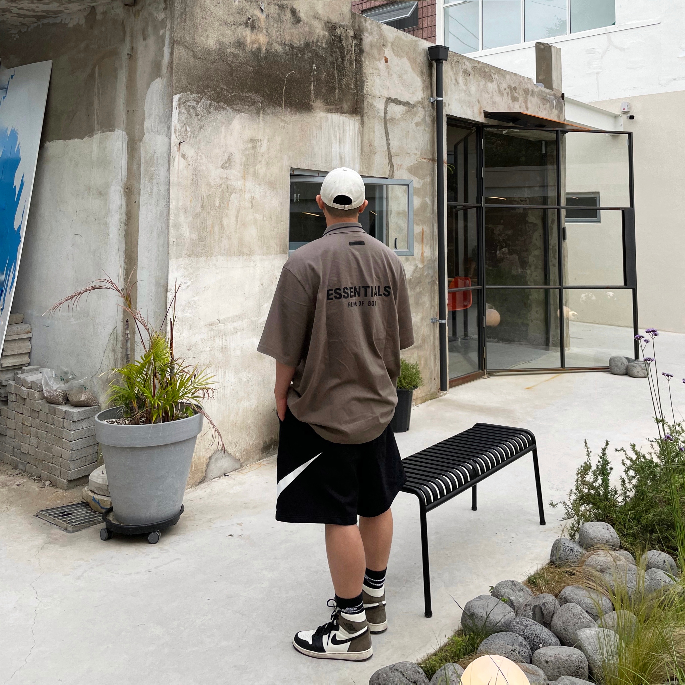 Jordan 1 Retro High OG Black Mocha, Essentials Short Sleeve Polo Taupe - 21SS 착용 스타일 - 3