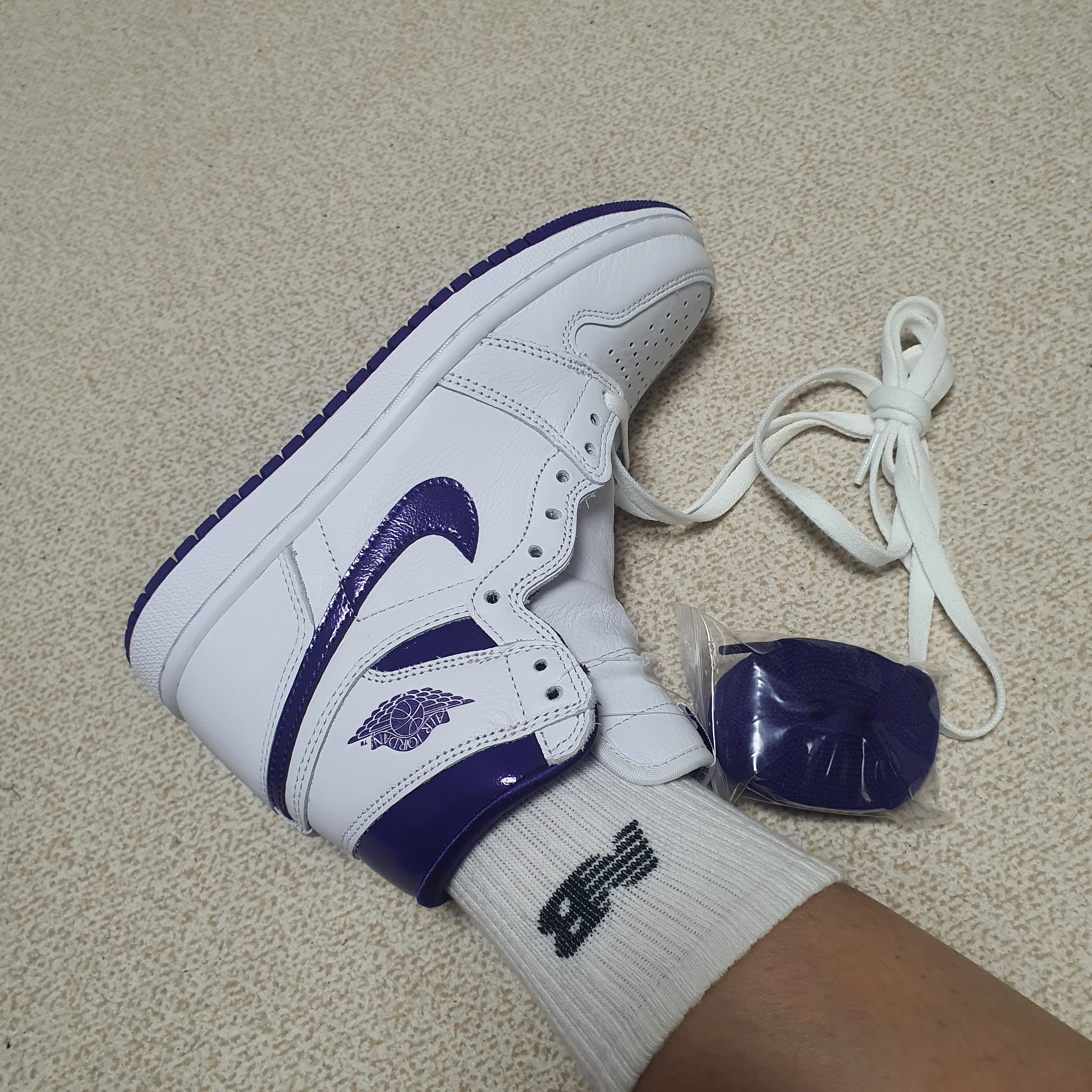 (W) Jordan 1 High OG Court Purple 착용 스타일 - 2