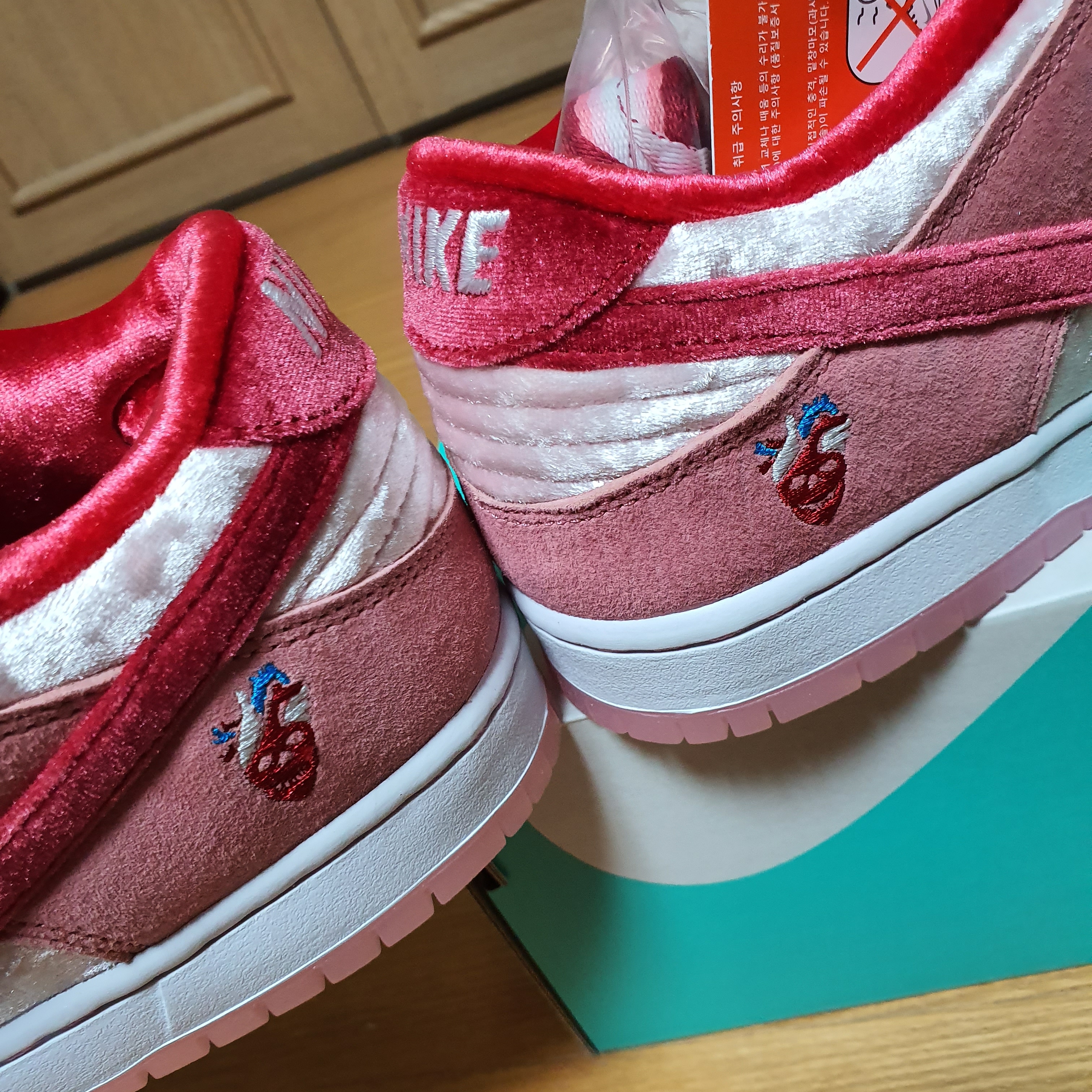 Nike x StrangeLove SB Dunk Low Pink (Regular Box) 착용 스타일 - 3
