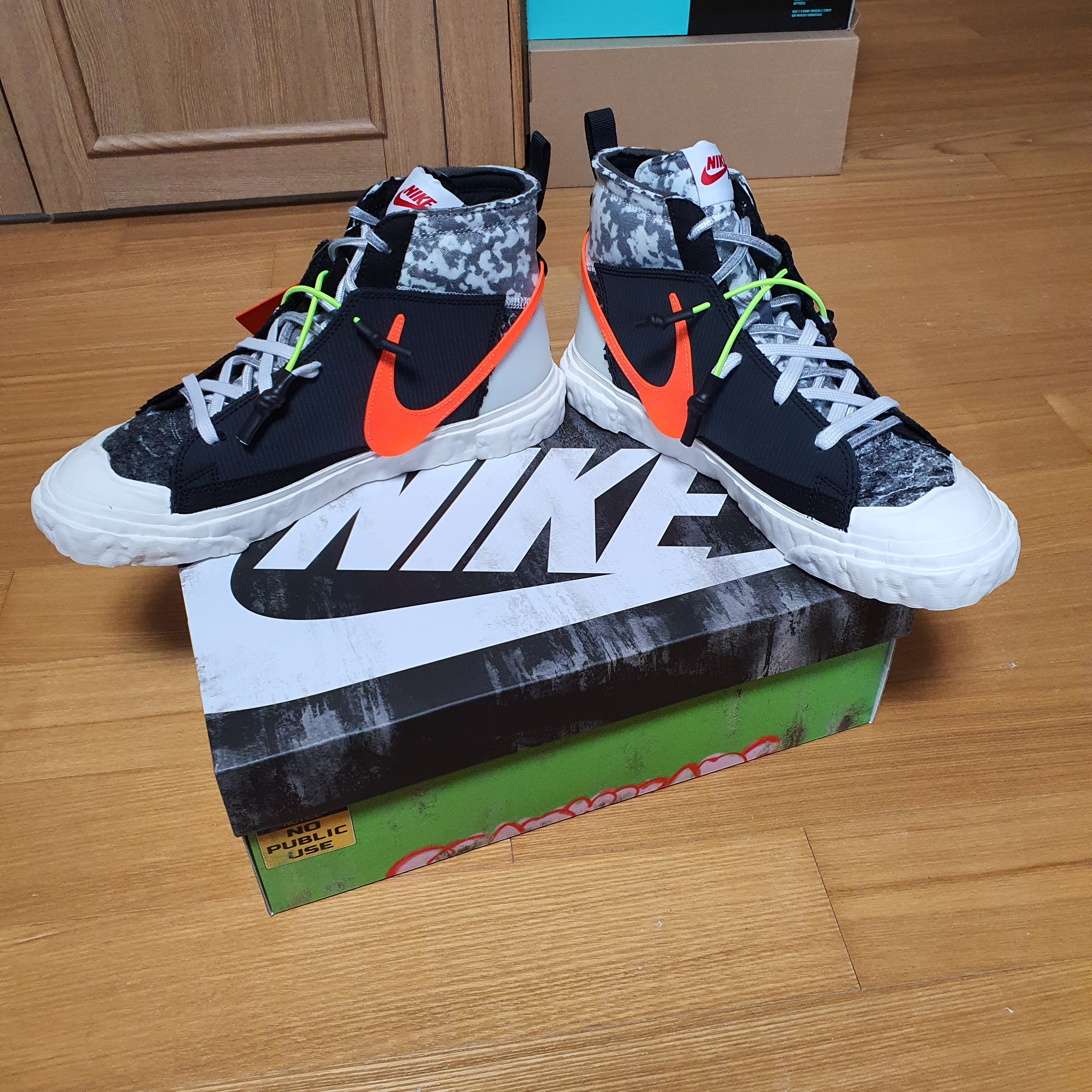 Nike x Readymade Blazer Mid Black 착용 스타일 - 3