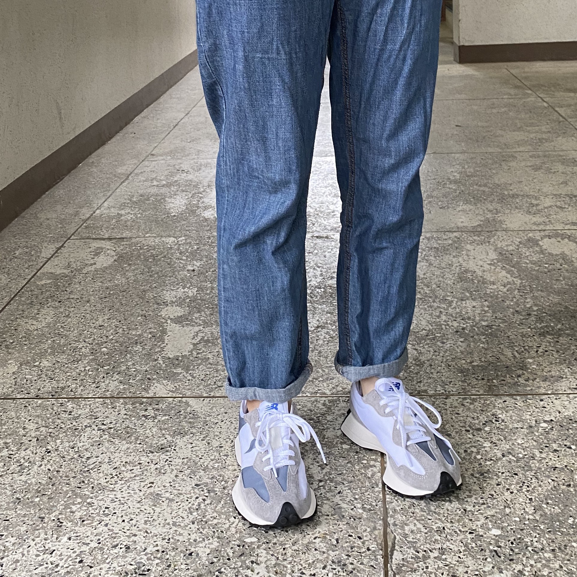 New Balance 327 Grey 착용 스타일 - 2