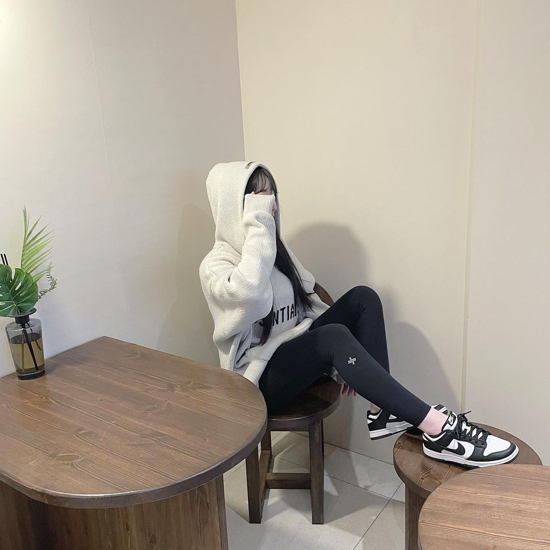 (W) Nike Dunk Low Black, Essentials Knit Hoodie Oatmeal - 20FW 착용 스타일