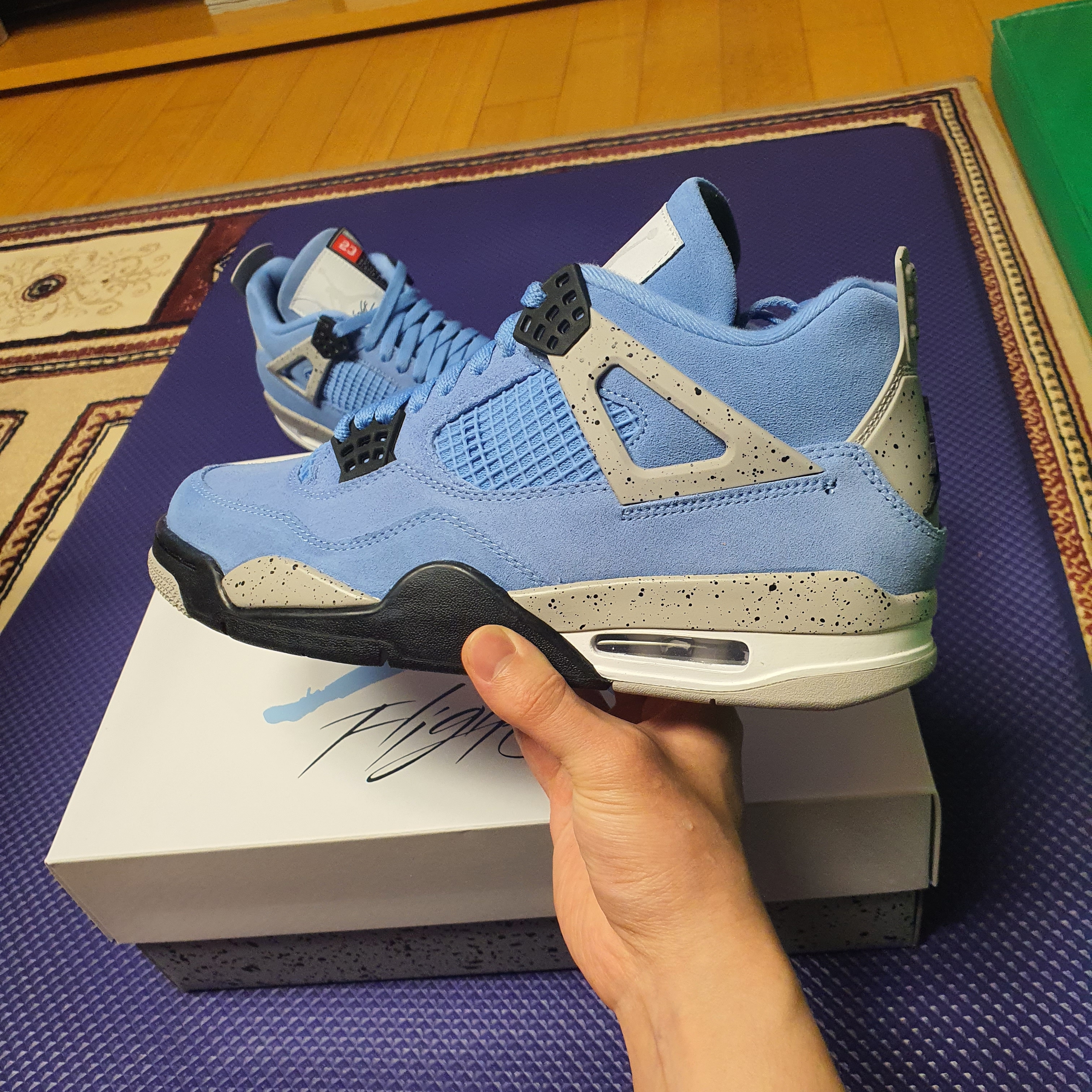 Jordan 4 Retro University Blue 착용 스타일 - 1