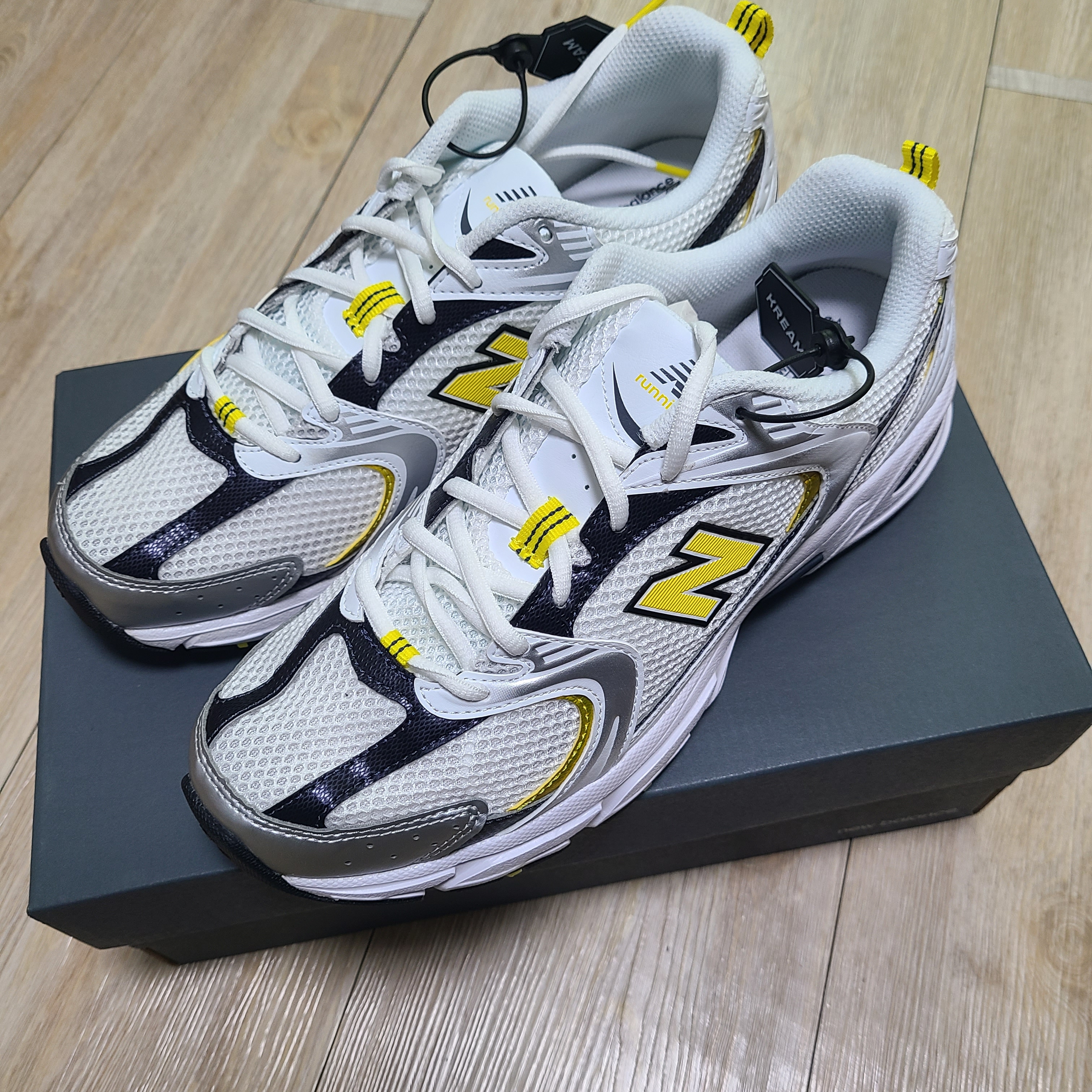 New Balance 530 White Yellow 착용 스타일