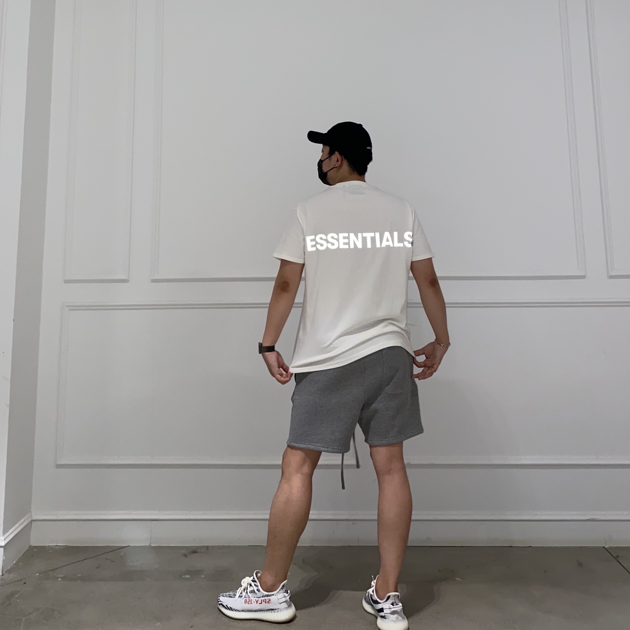 Essentials Fleece Shorts Cement - 20FW, Adidas Yeezy Boost 350 V2 Zebra 2017/2019/2020 착용 스타일