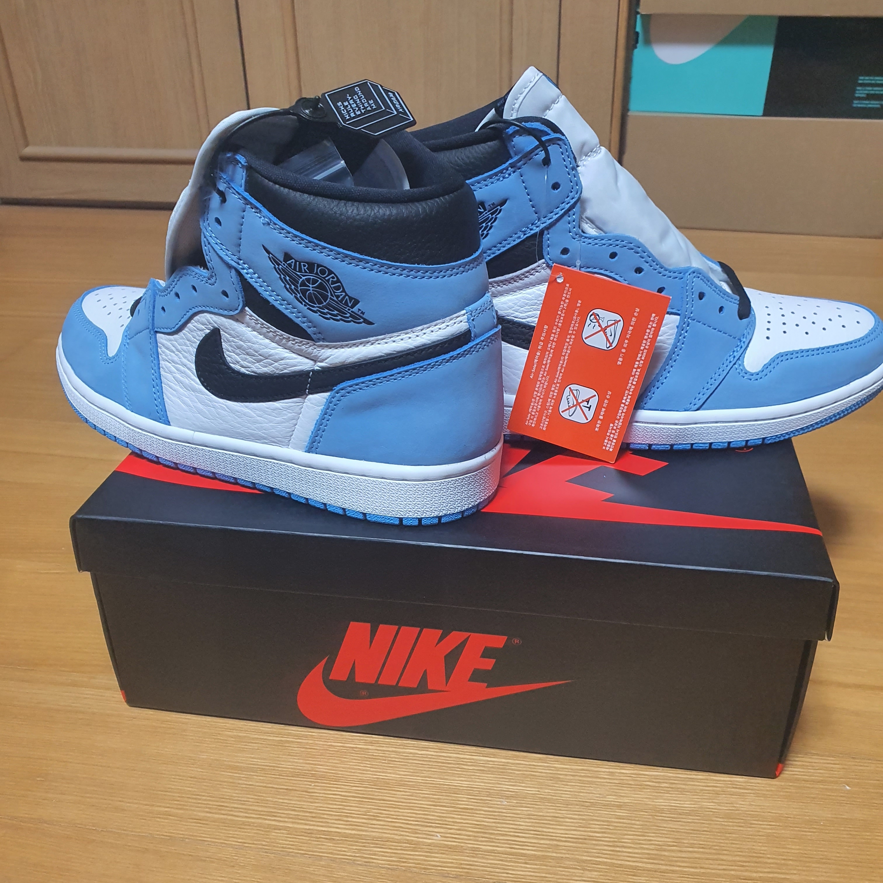 Jordan 1 Retro High OG University Blue 착용 스타일 - 2