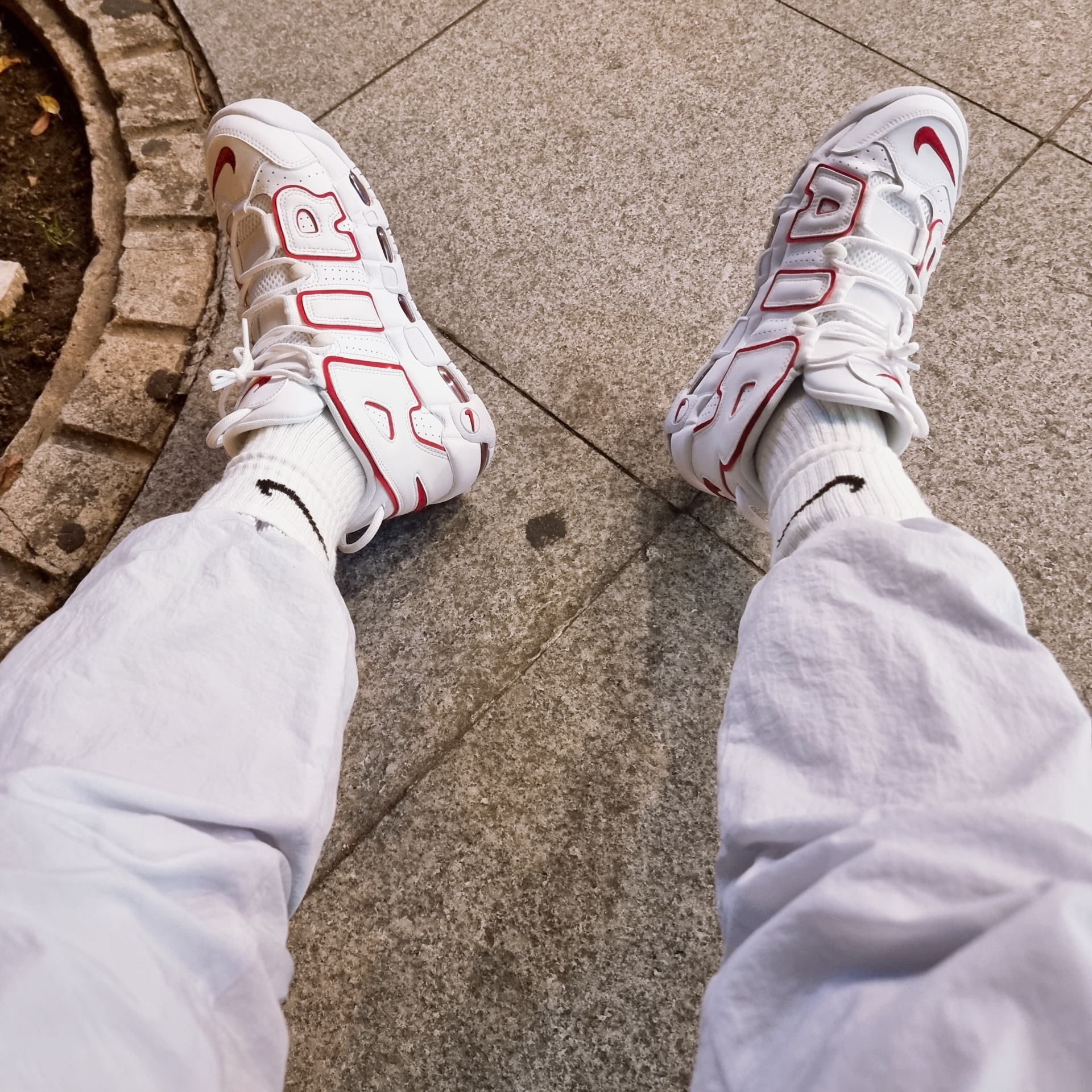 Nike Air More Uptempo White Varsity Red 2021 착용 스타일