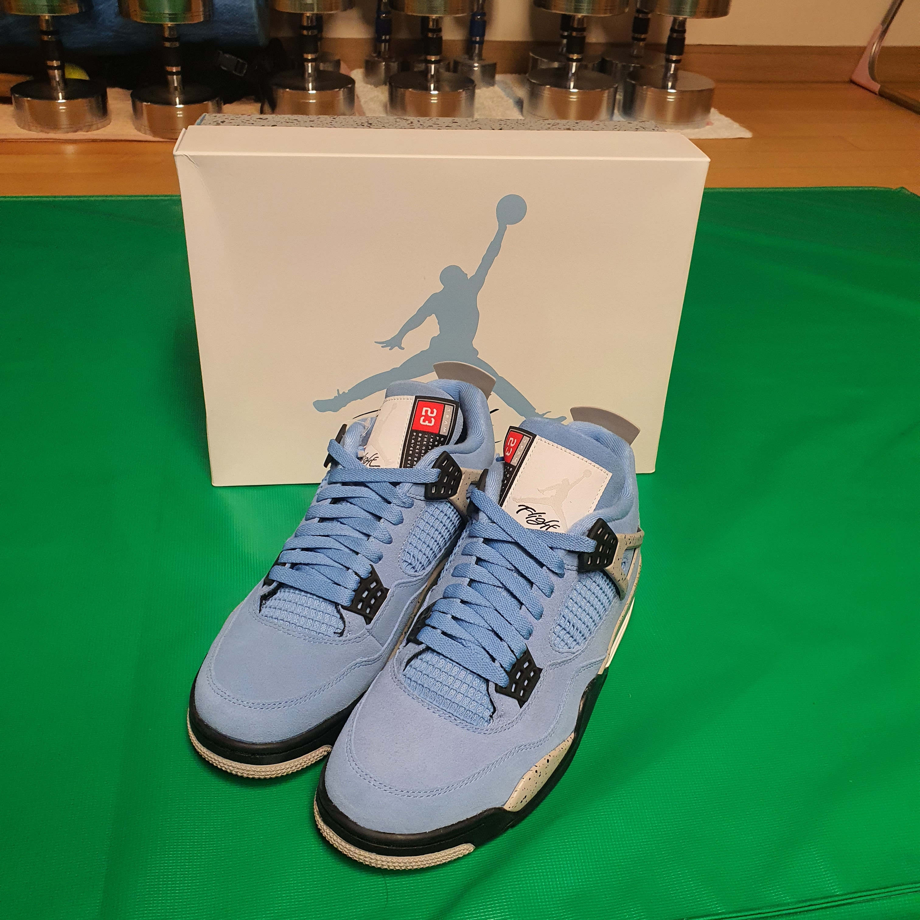 Jordan 4 Retro University Blue 착용 스타일 - 3