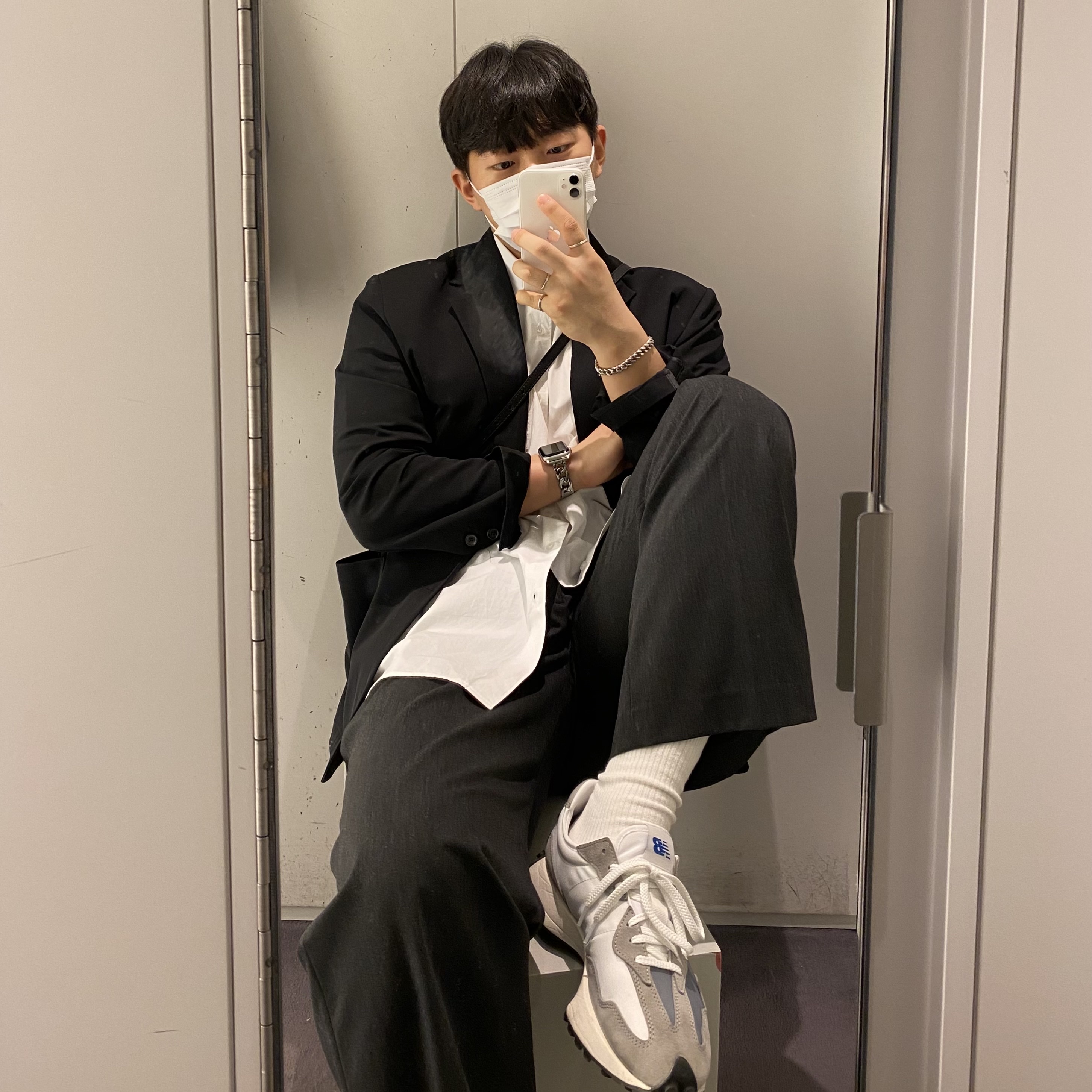 New Balance 327 Grey 착용 스타일