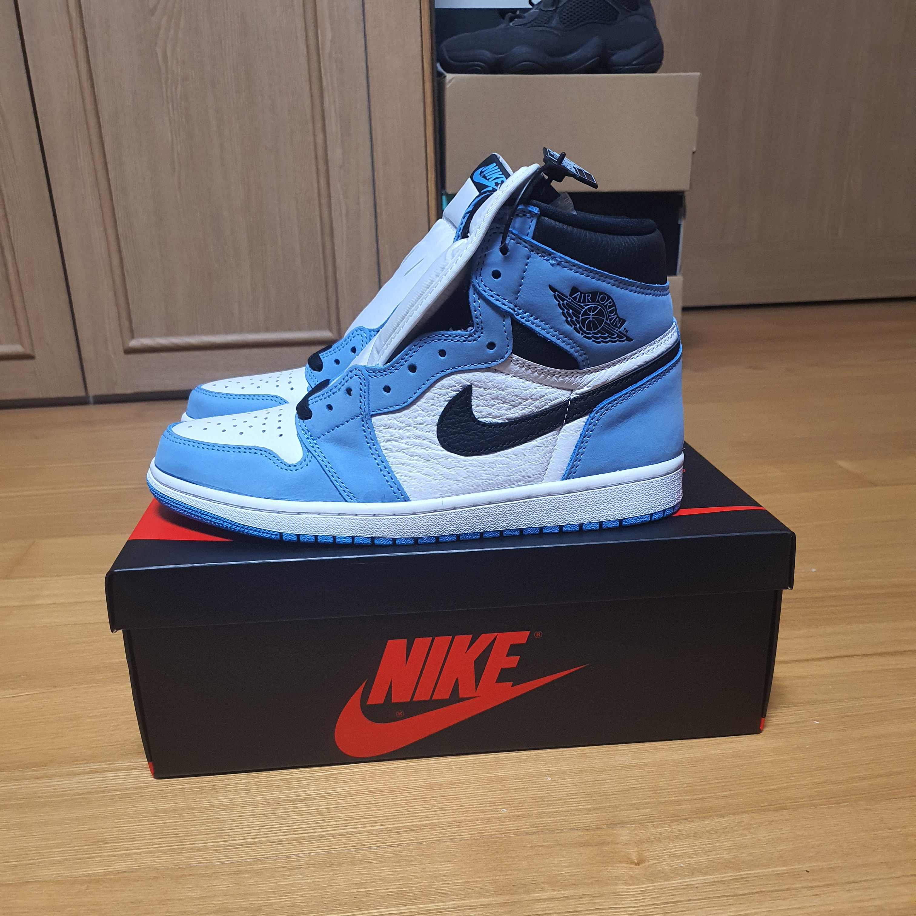 Jordan 1 Retro High OG University Blue 착용 스타일 - 1