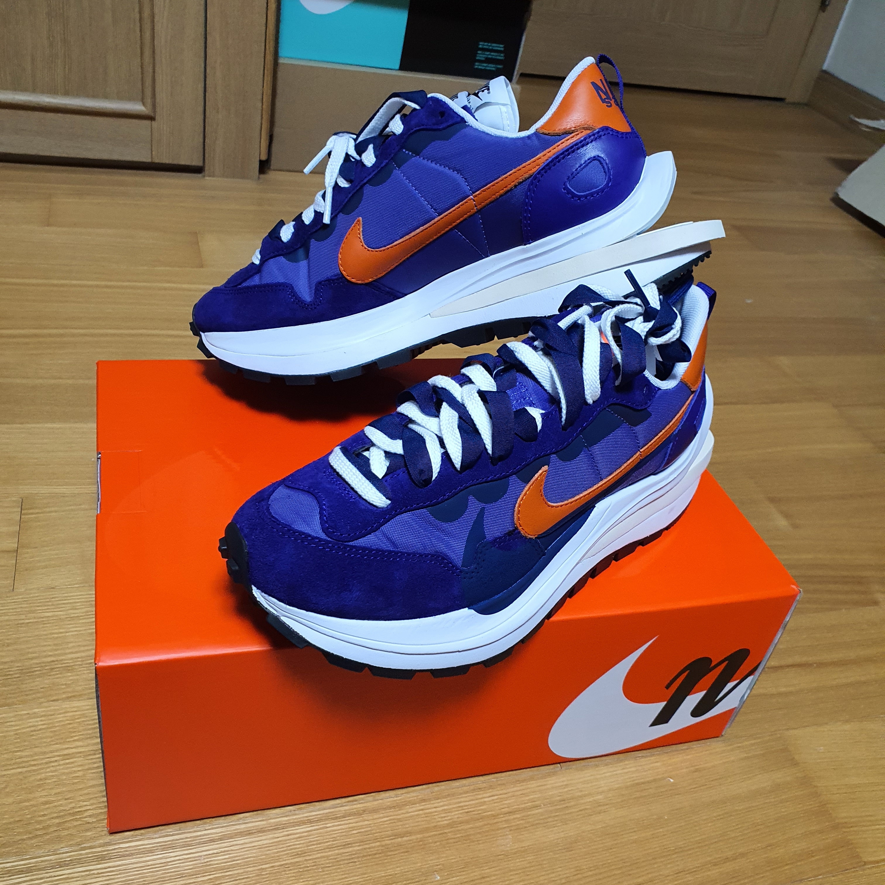 Nike x Sacai VaporWaffle Dark Iris 착용 스타일 - 2