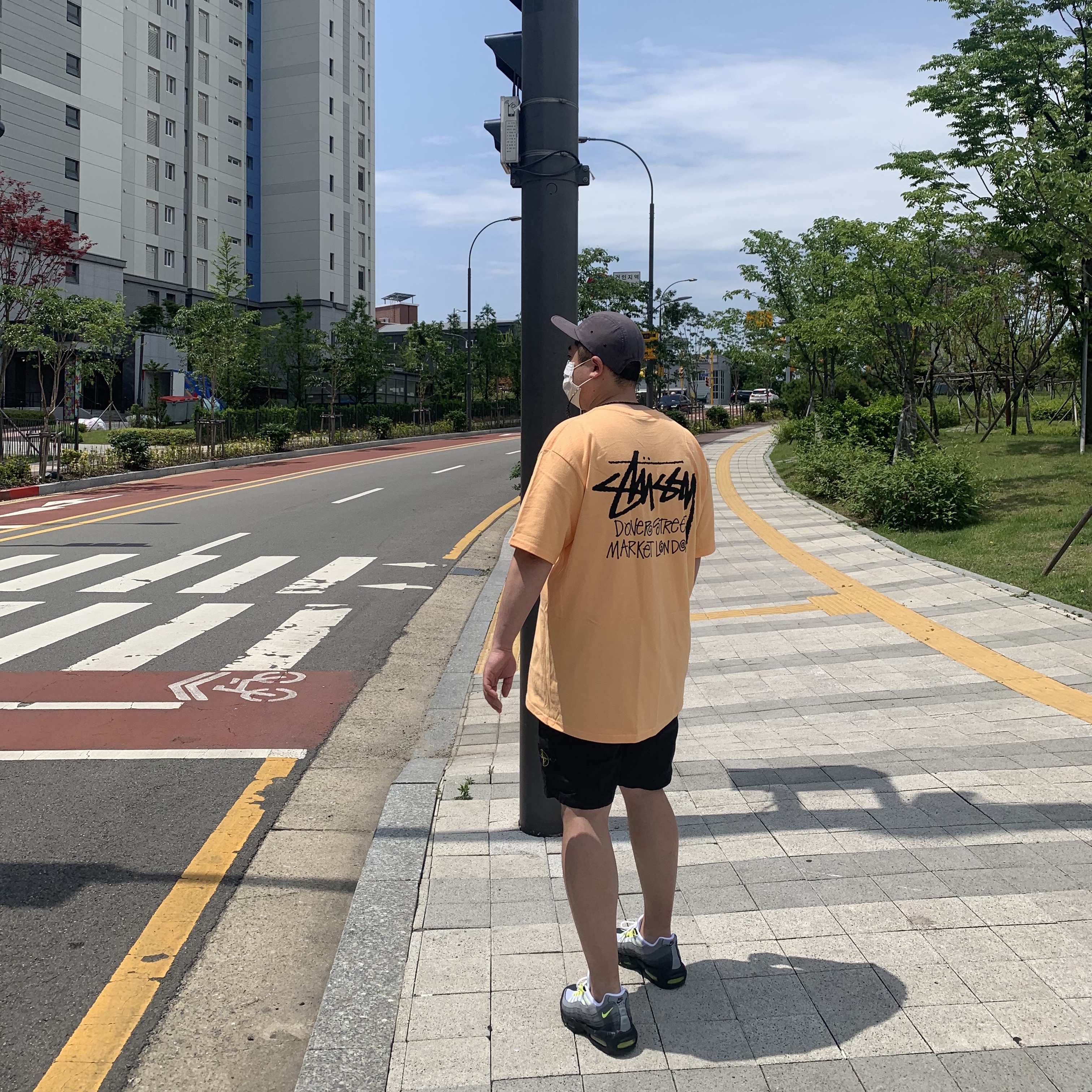 Nike Air Max 95 OG Neon Yellow 2020, Stussy Stock DSM Los Angeles T-Shirt Peach 2021 착용 스타일