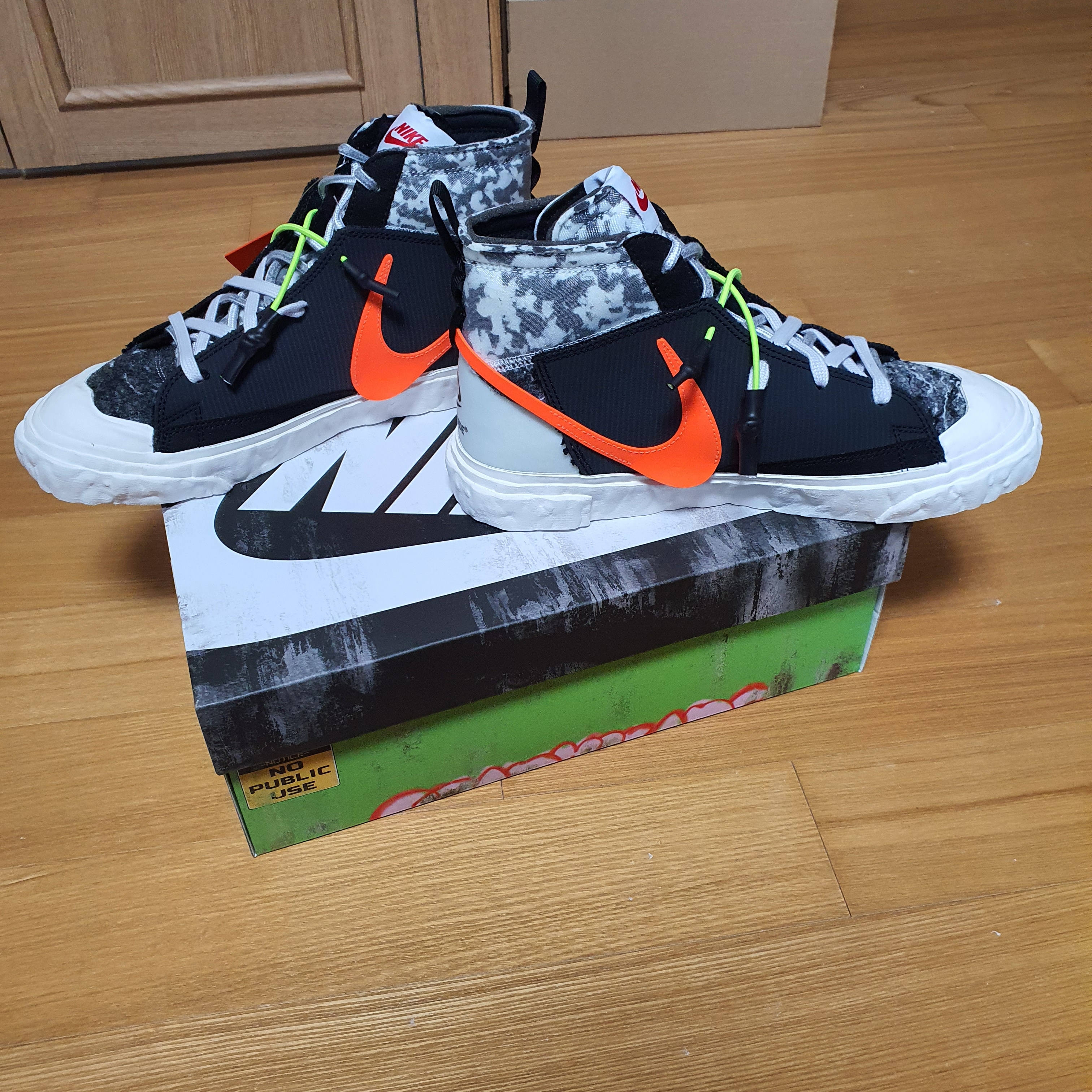Nike x Readymade Blazer Mid Black 착용 스타일 - 2