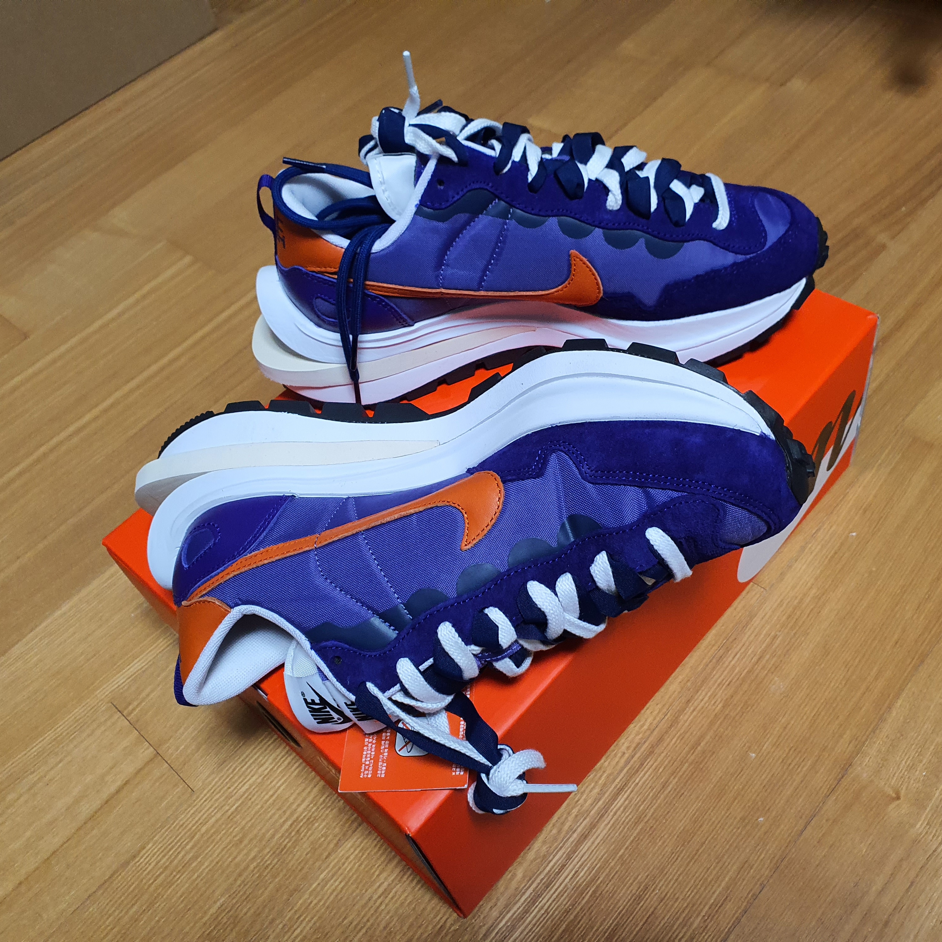 Nike x Sacai VaporWaffle Dark Iris 착용 스타일 - 3