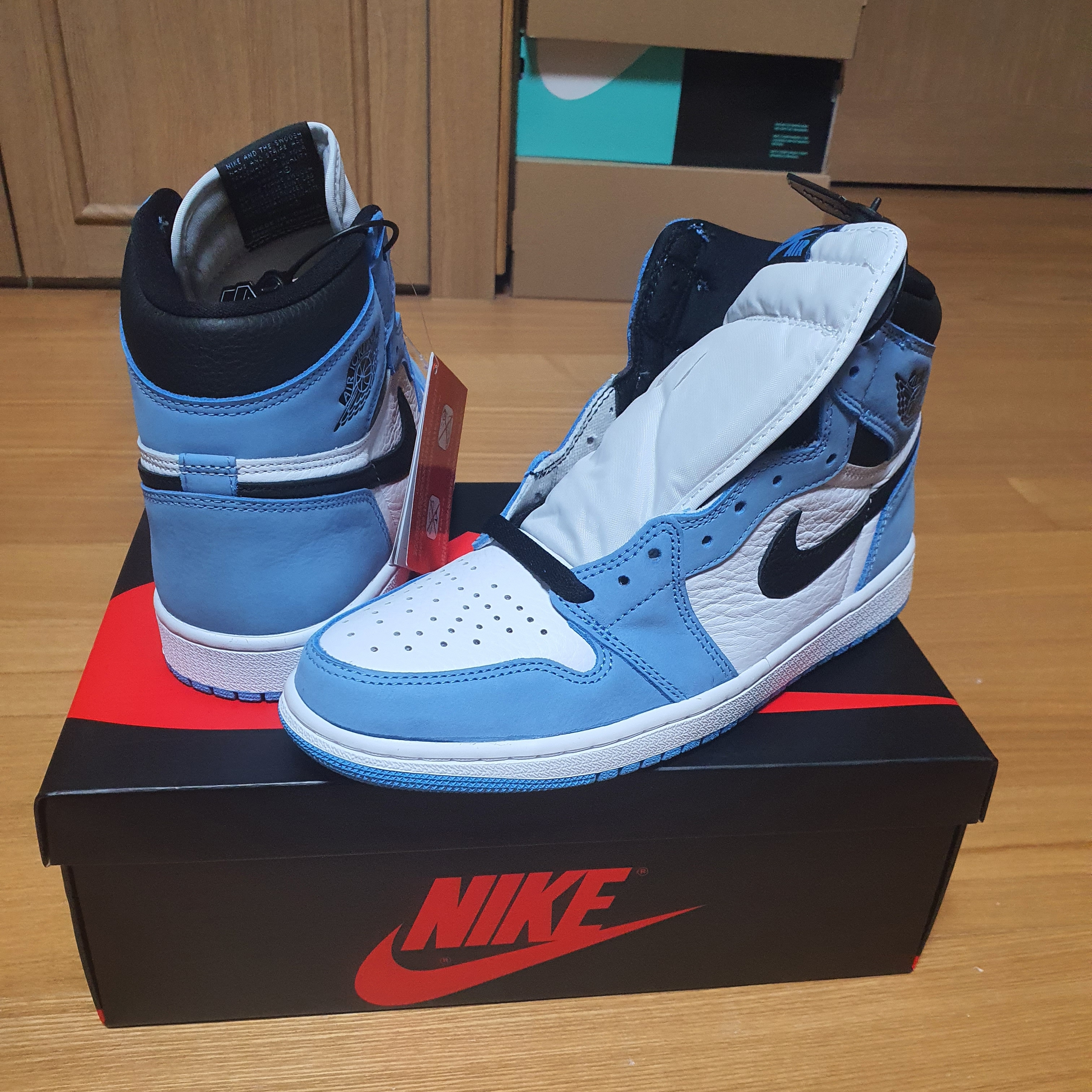 Jordan 1 Retro High OG University Blue 착용 스타일 - 4