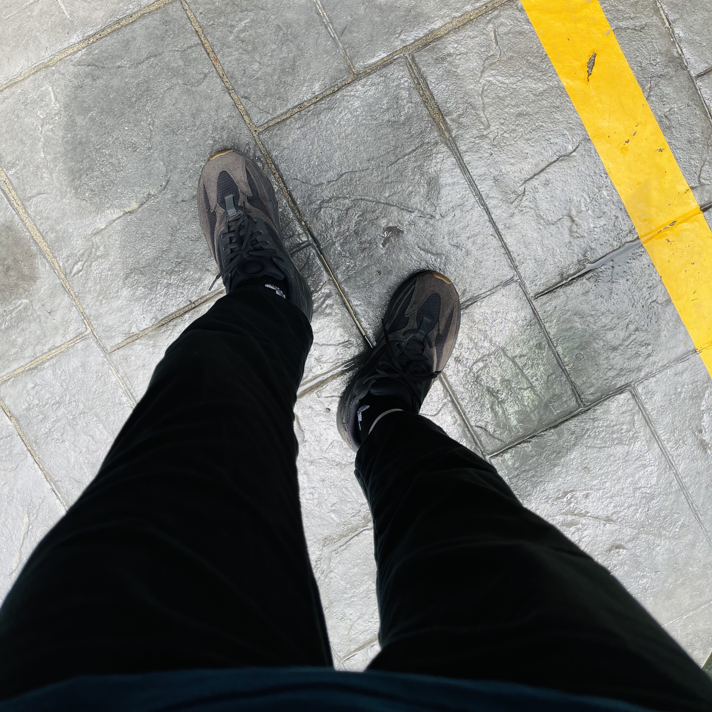 Adidas Yeezy Boost 700 Utility Black 착용 스타일