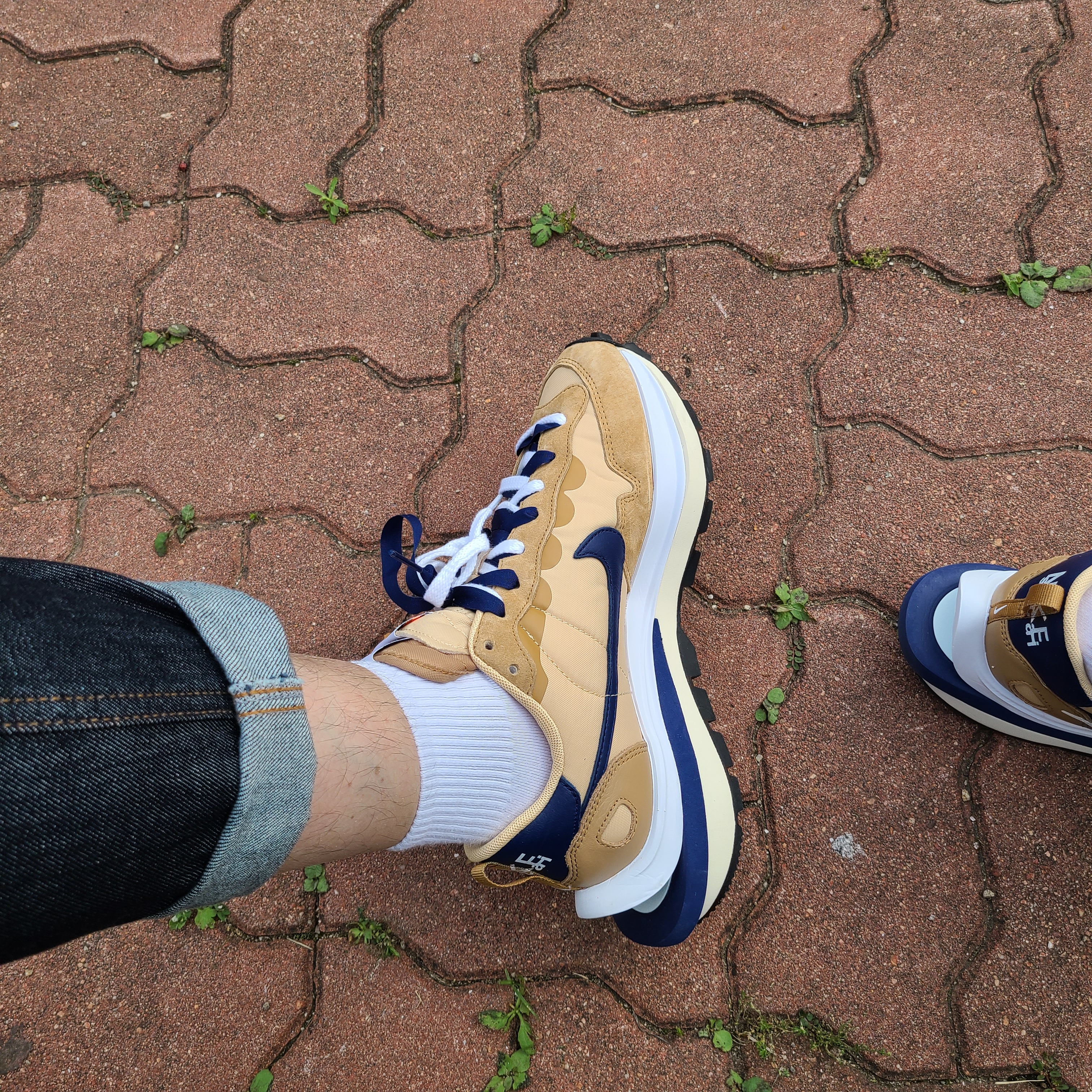 Nike x Sacai VaporWaffle Sesame and Blue Void 착용 스타일 - 2