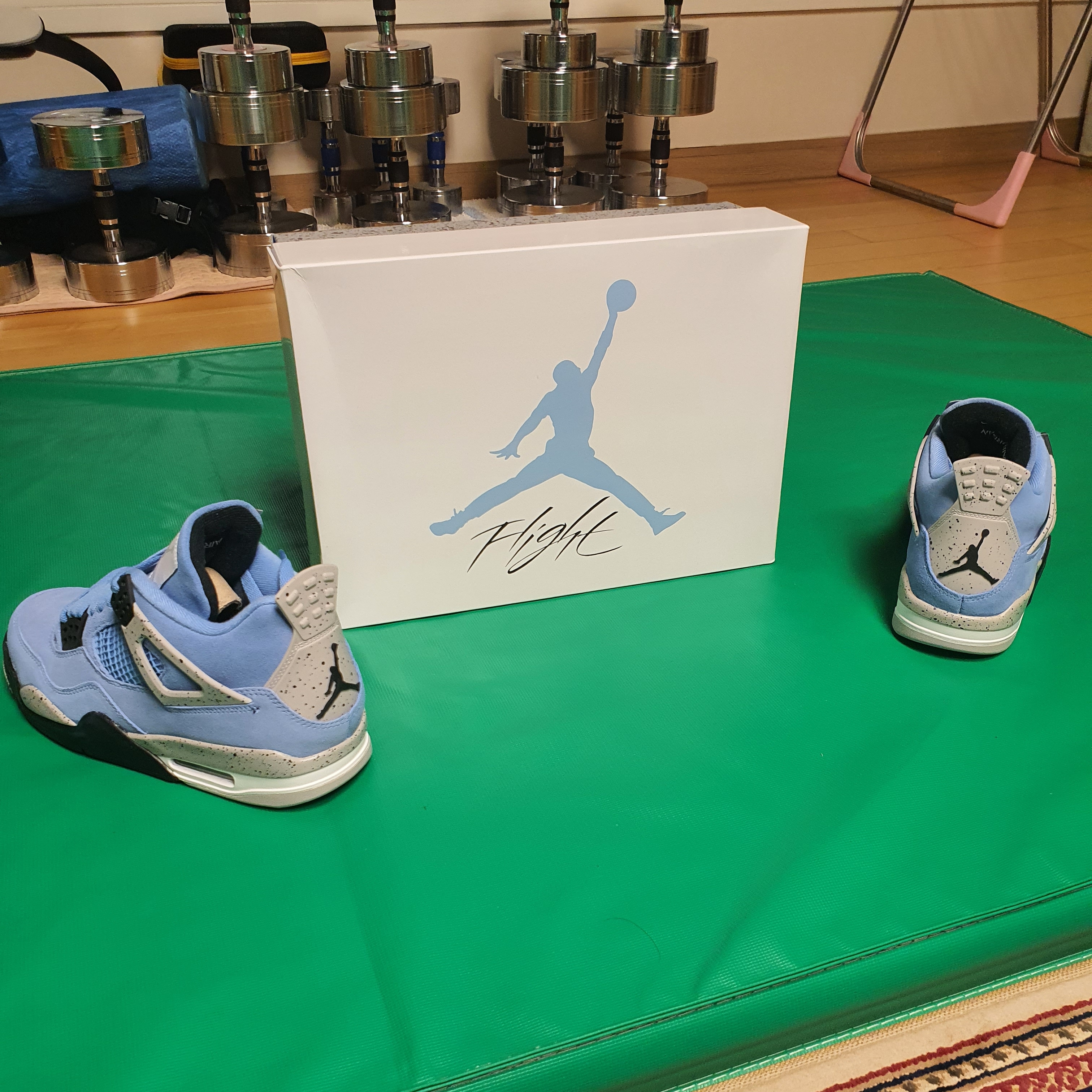 Jordan 4 Retro University Blue 착용 스타일 - 2