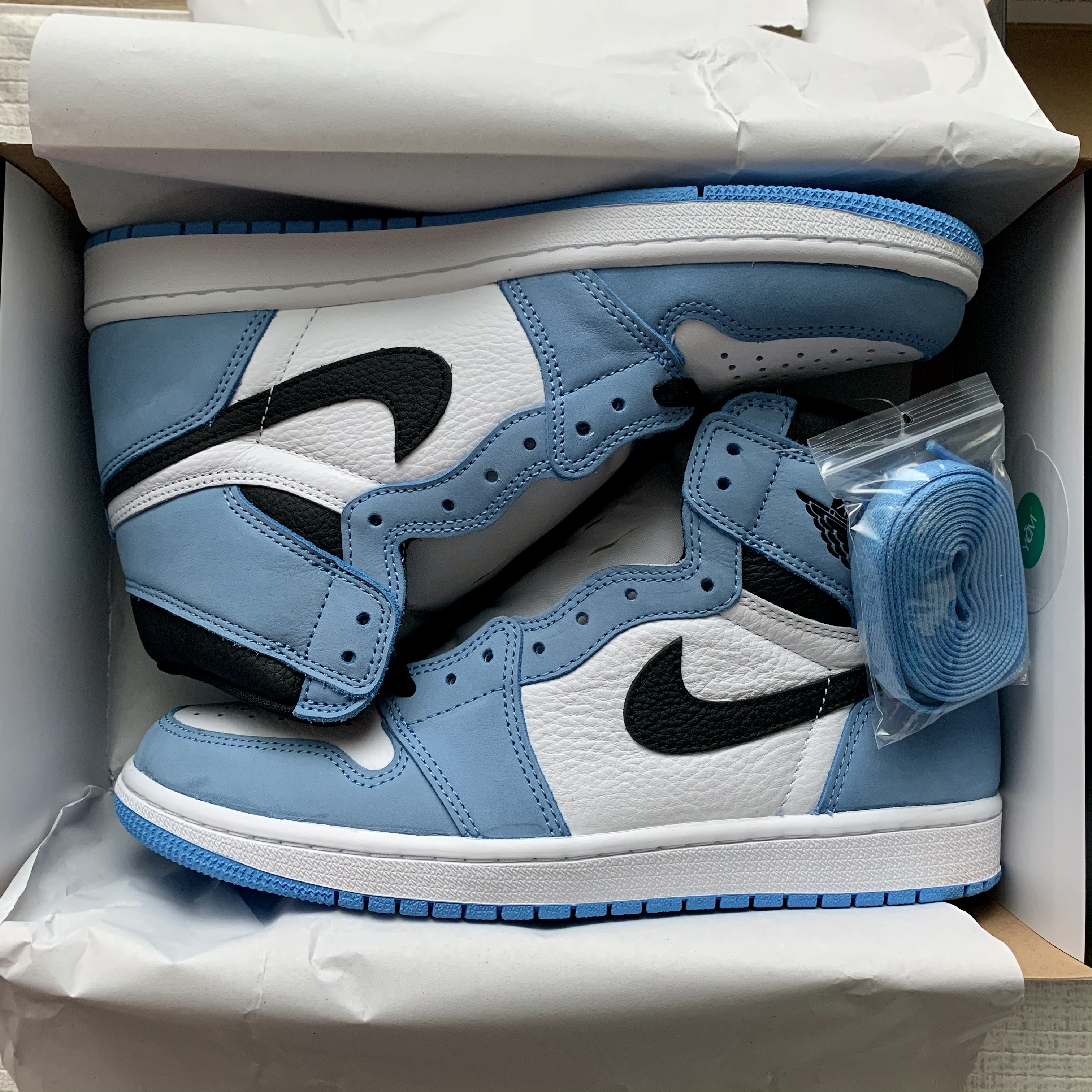 Jordan 1 Retro High OG University Blue 착용 스타일 - 1