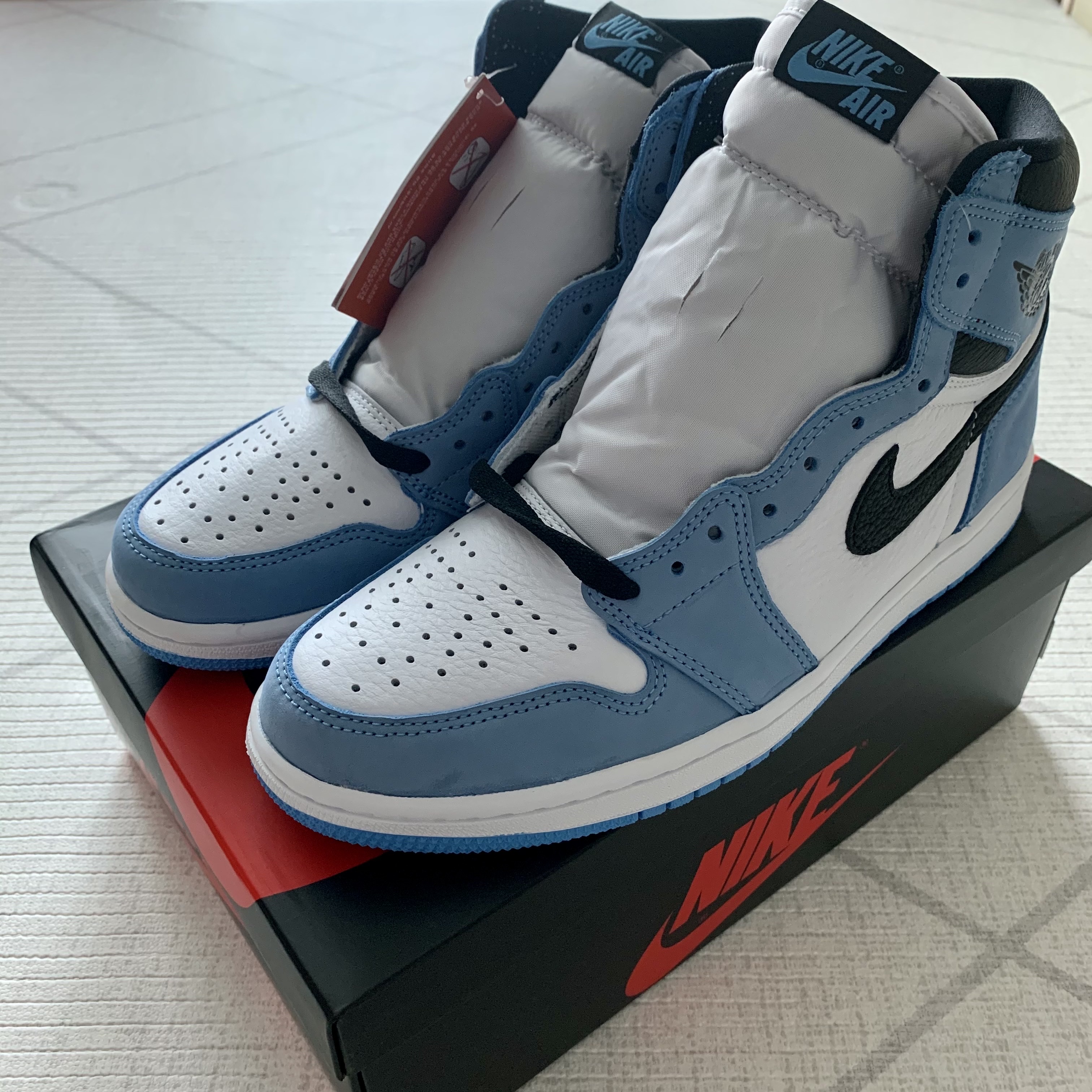 Jordan 1 Retro High OG University Blue 착용 스타일 - 4