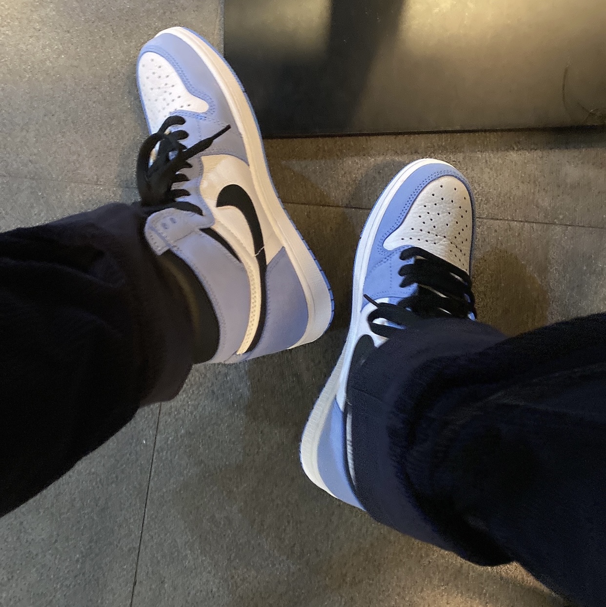 Jordan 1 Retro High OG University Blue 착용 스타일 - 3