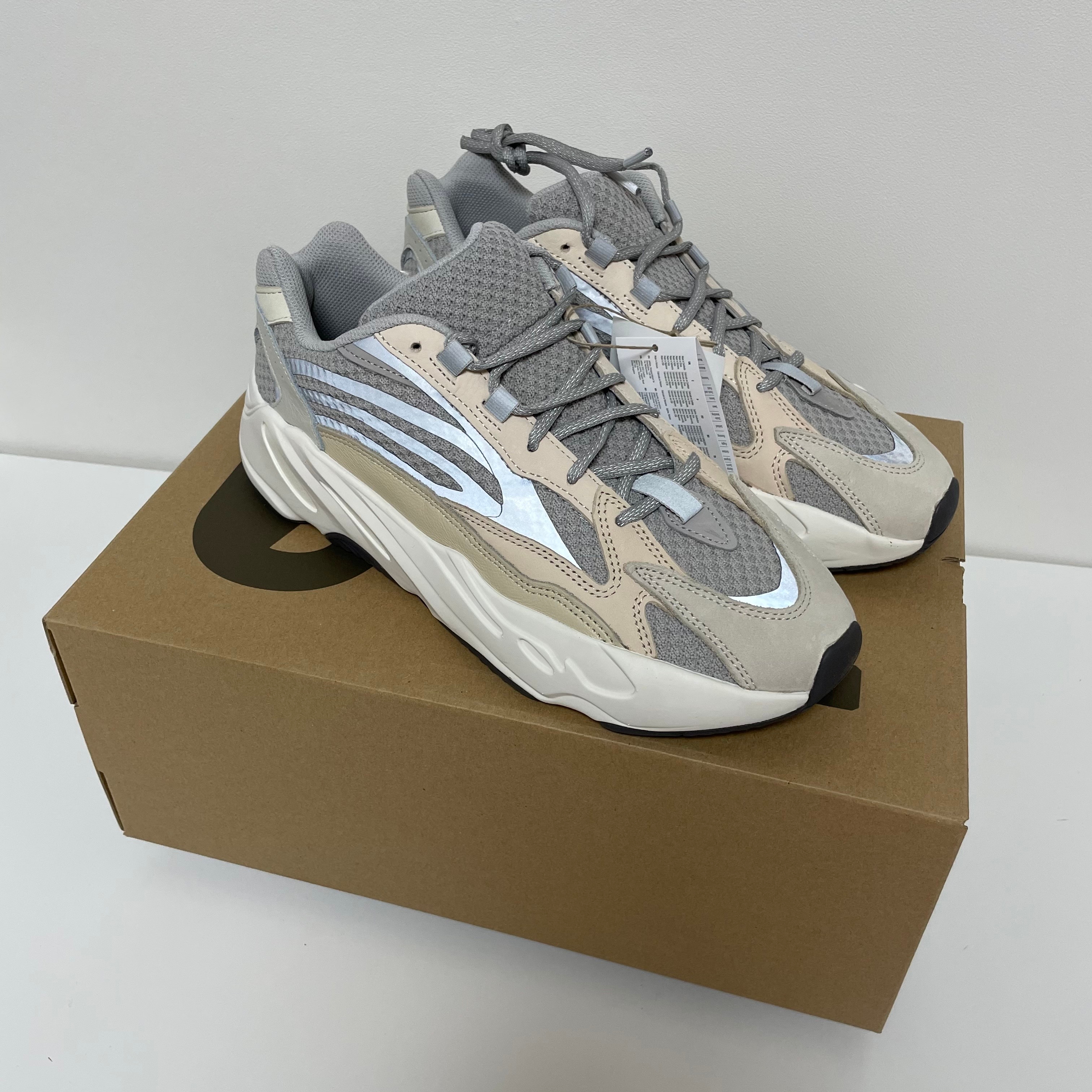 Adidas Yeezy Boost 700 V2 Cream 착용 스타일