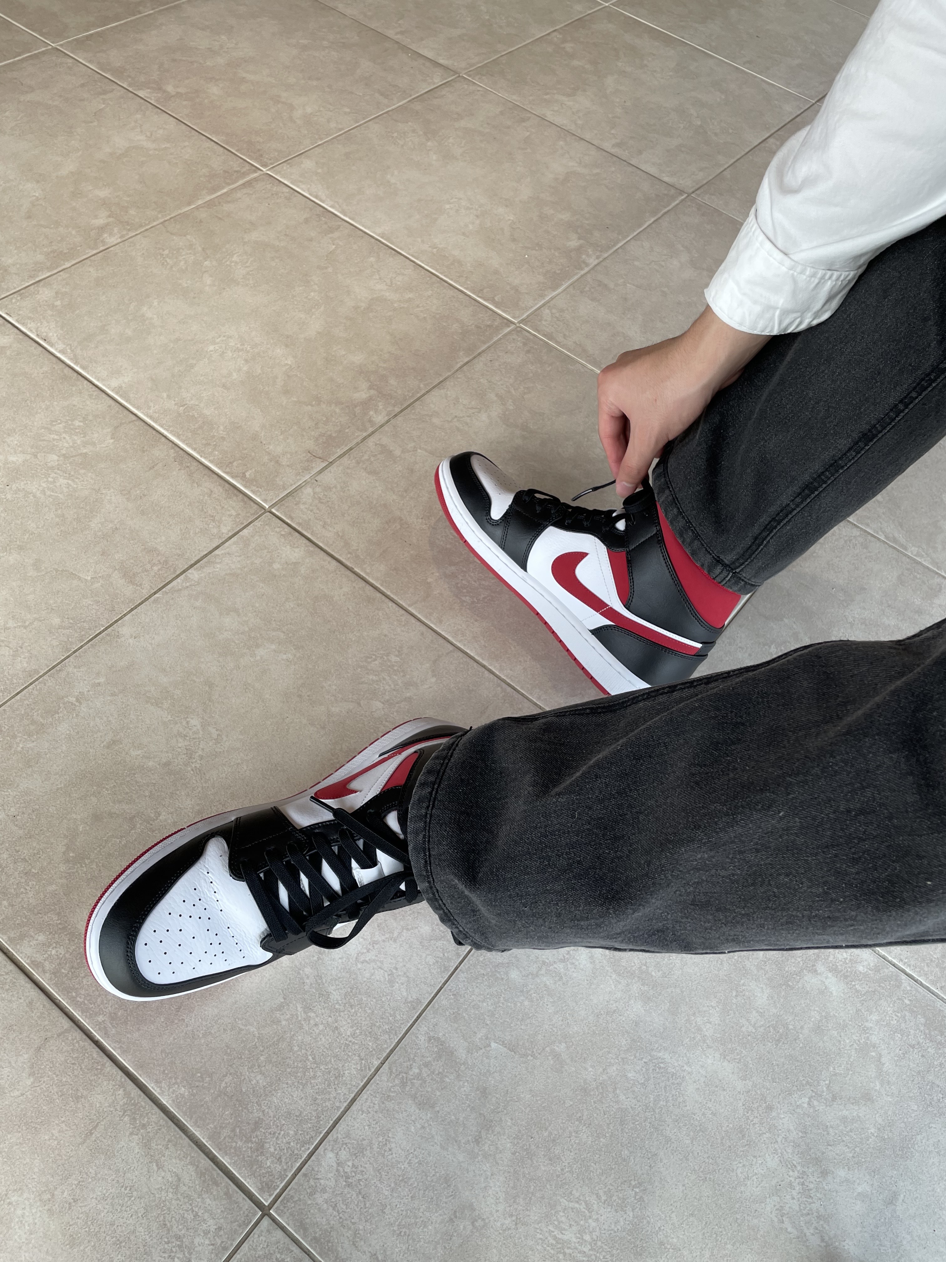 Jordan 1 Mid Gym Red Black White 착용 스타일