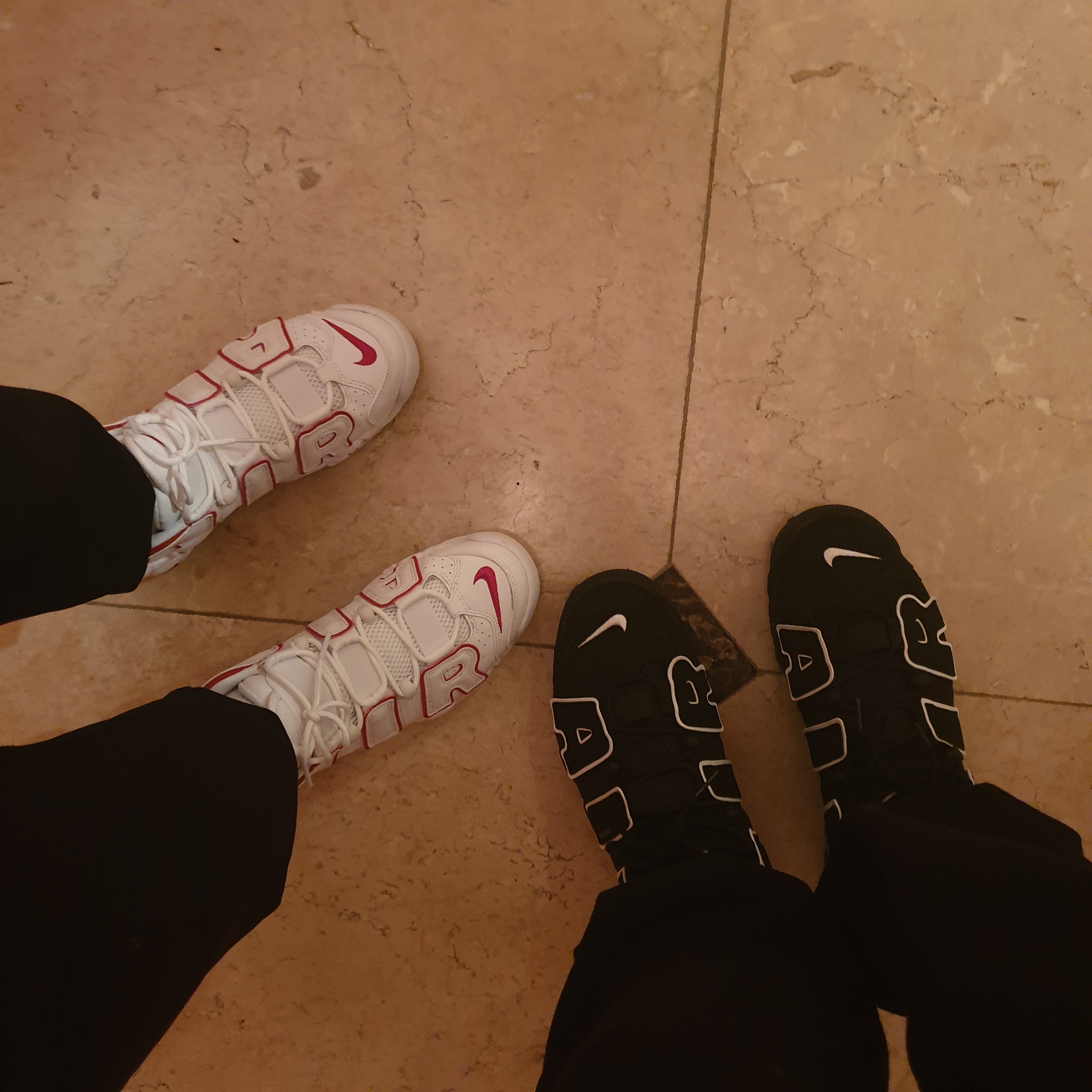 Nike Air More Uptempo Black White 2020, Nike Air More Uptempo White Varsity Red 2021 착용 스타일 - 3