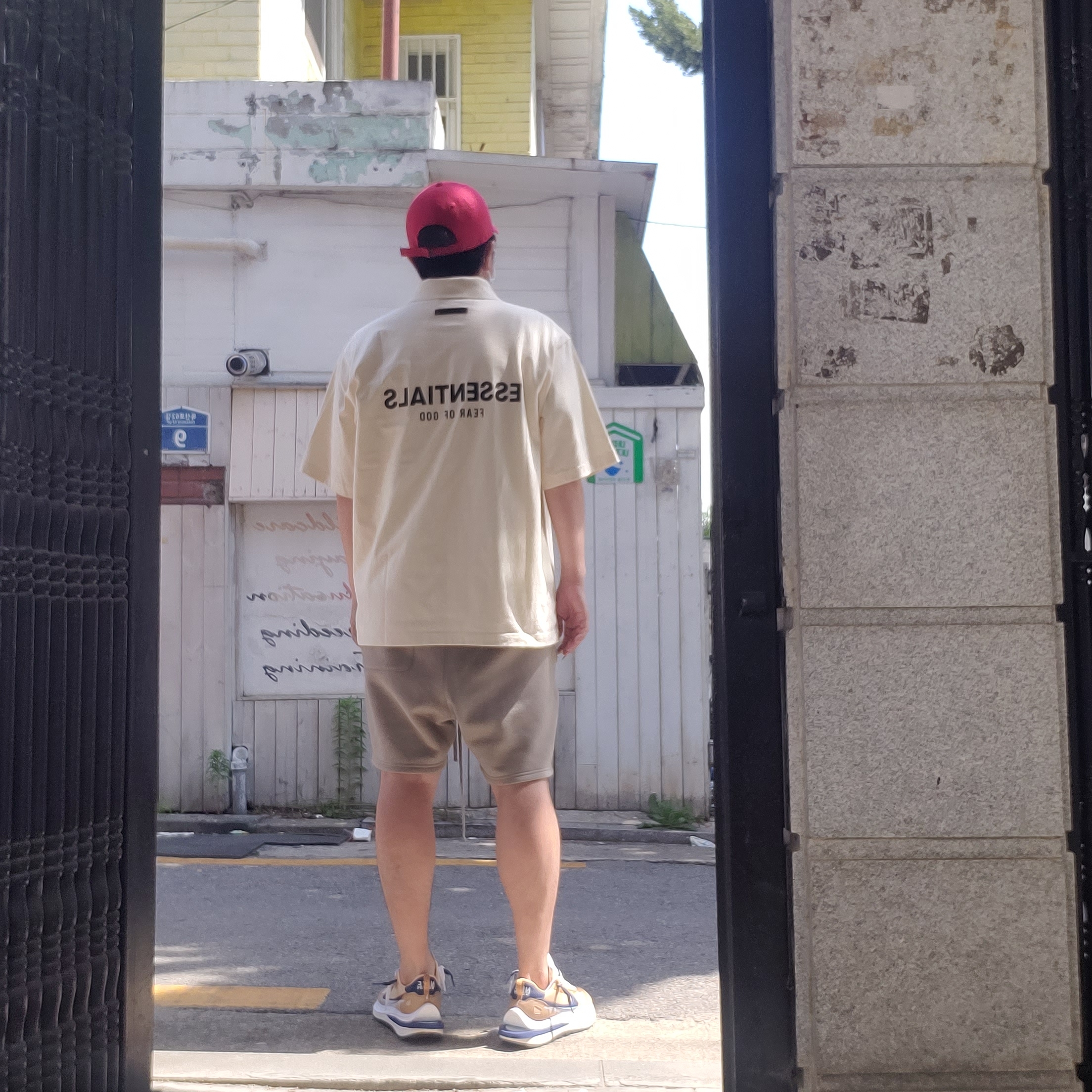 Essentials Sweatshorts Moss - 21SS, Essentials Short Sleeve Polo Cream - 21SS 착용 스타일