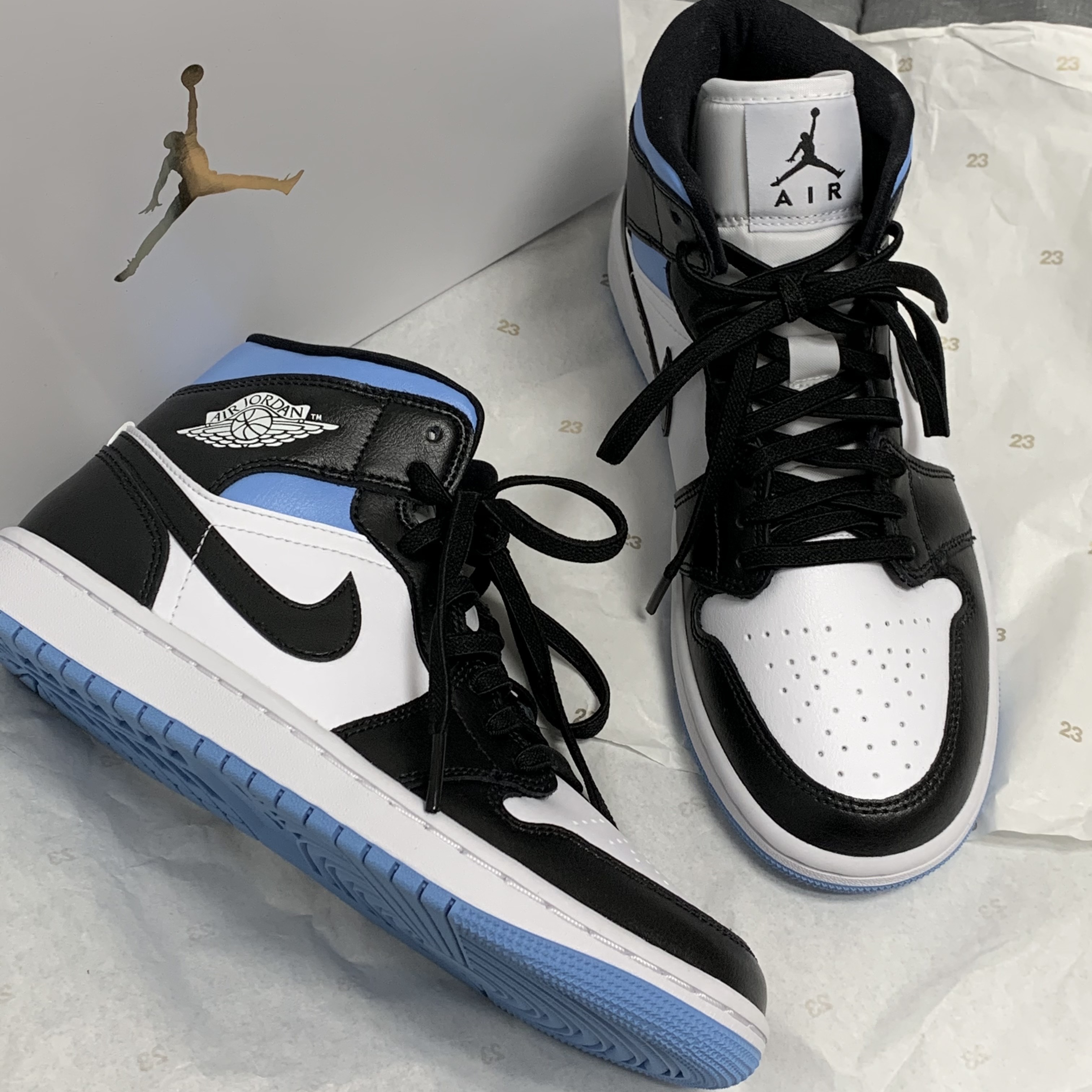 (W) Jordan 1 Mid White Black University Blue 착용 스타일 - 1