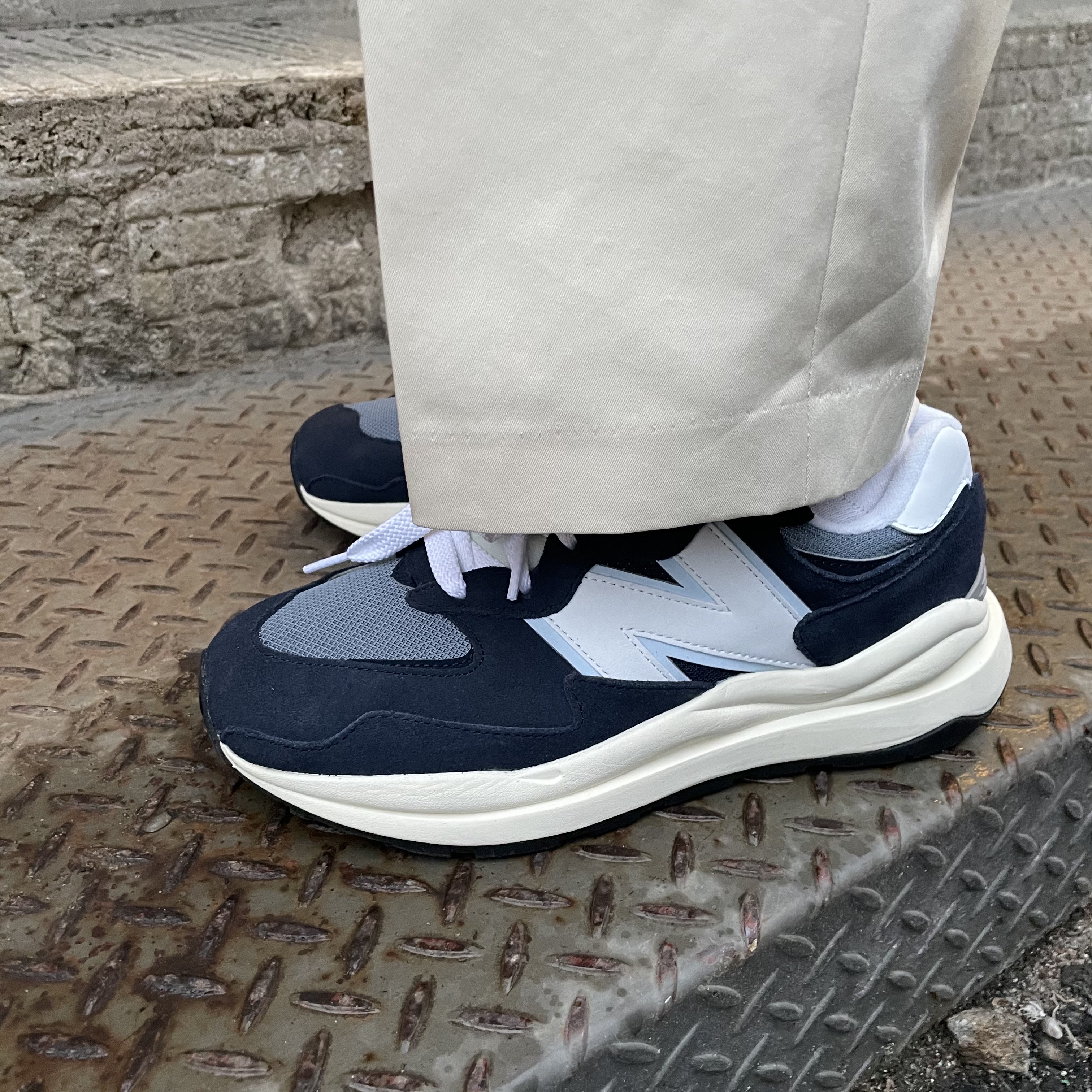 New Balance 5740 Navy 착용 스타일 - 2
