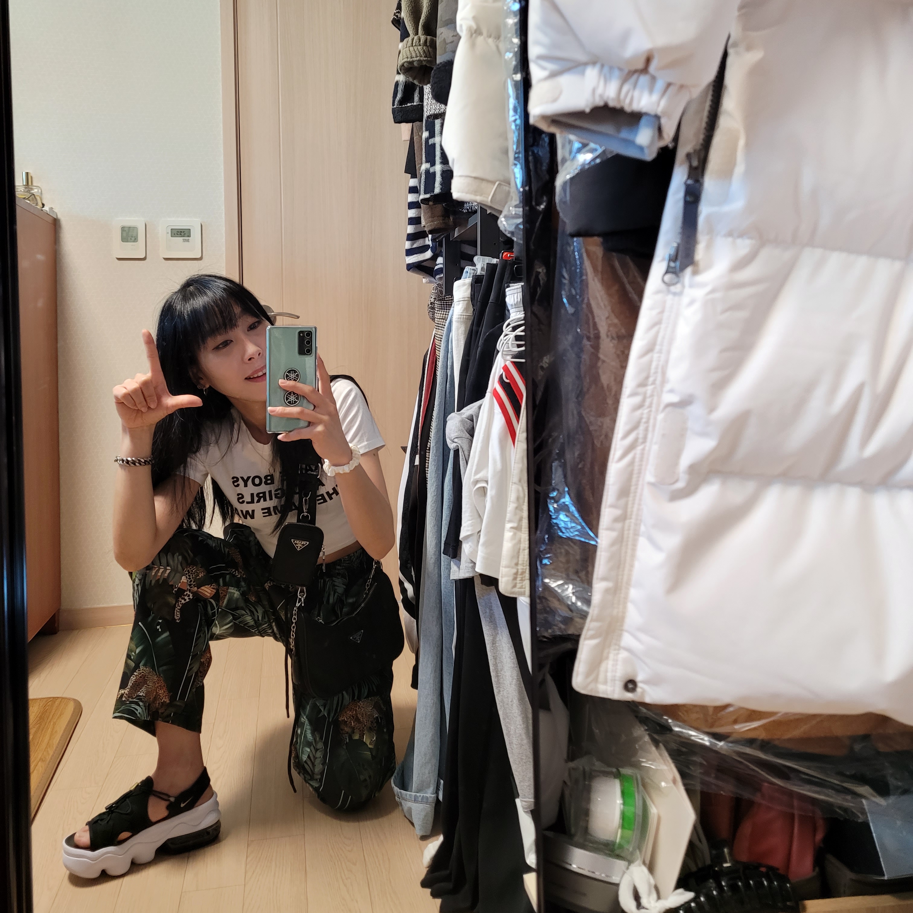 (W) Nike Air Max Koko Sandal Black White 착용 스타일 - 2