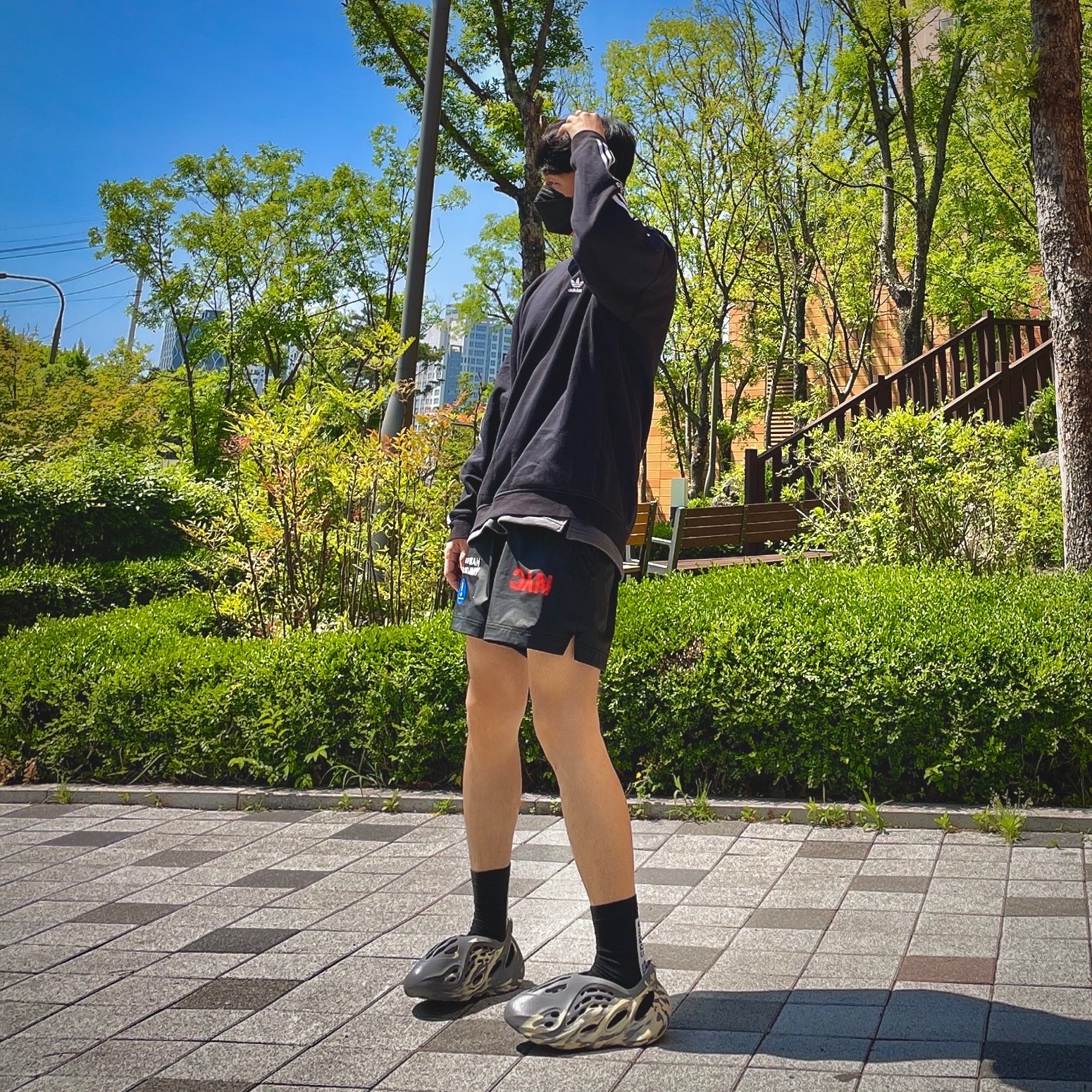 Adidas Yeezy Foam RNNR MXT Moon Gray 착용 스타일