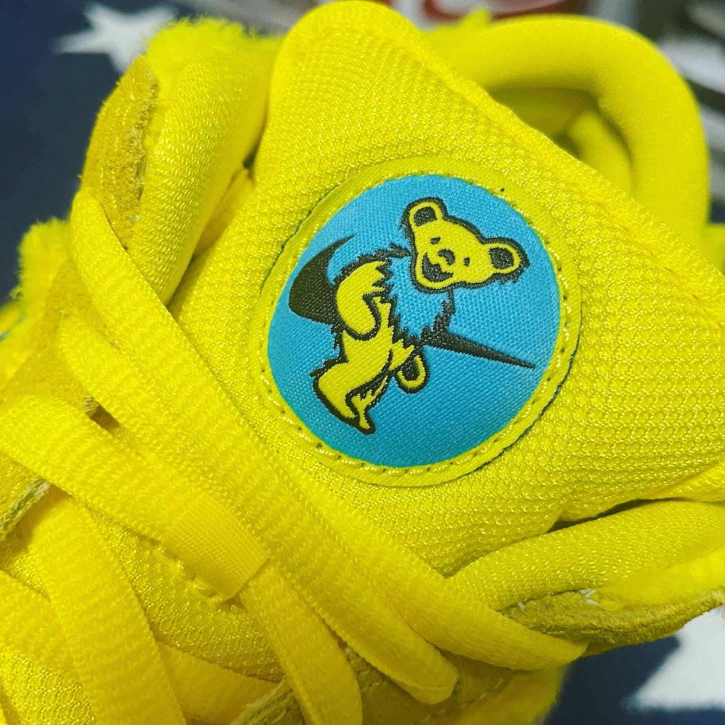 Nike x Grateful Dead SB Dunk Low Yellow Bear 착용 스타일 - 3