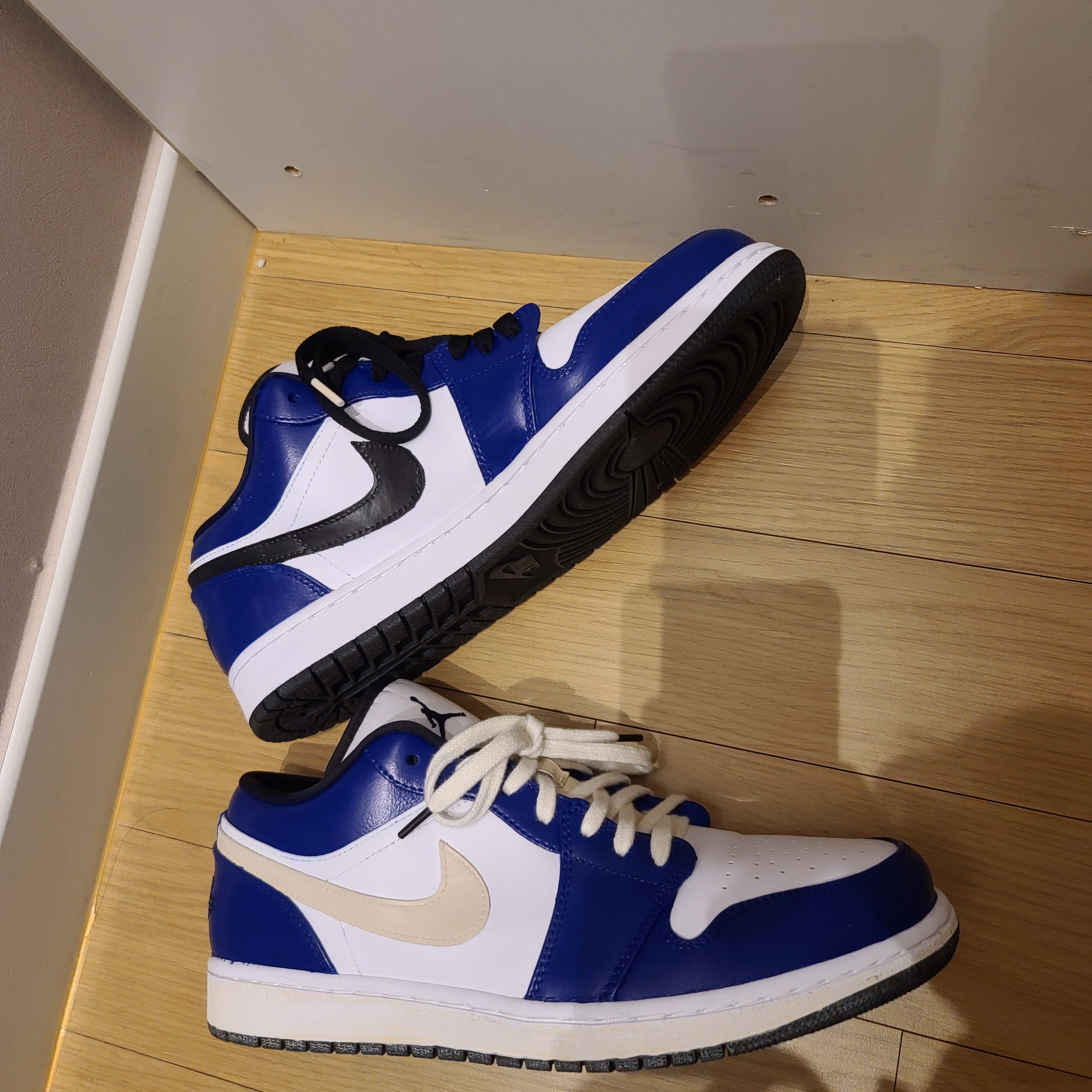 Jordan 1 Low Hyper Royal 착용 스타일 - 2