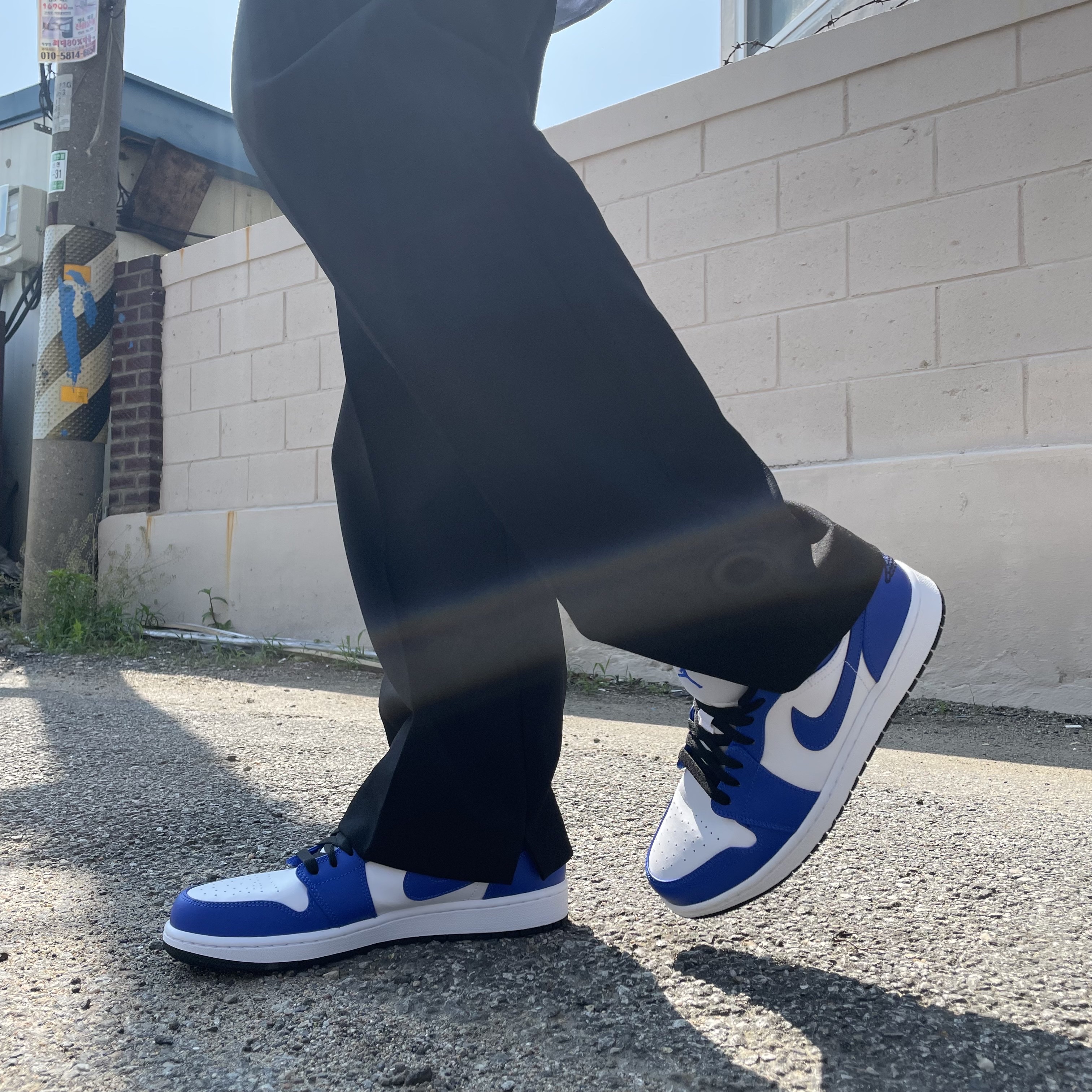 Jordan 1 Low Hyper Royal 착용 스타일 - 2
