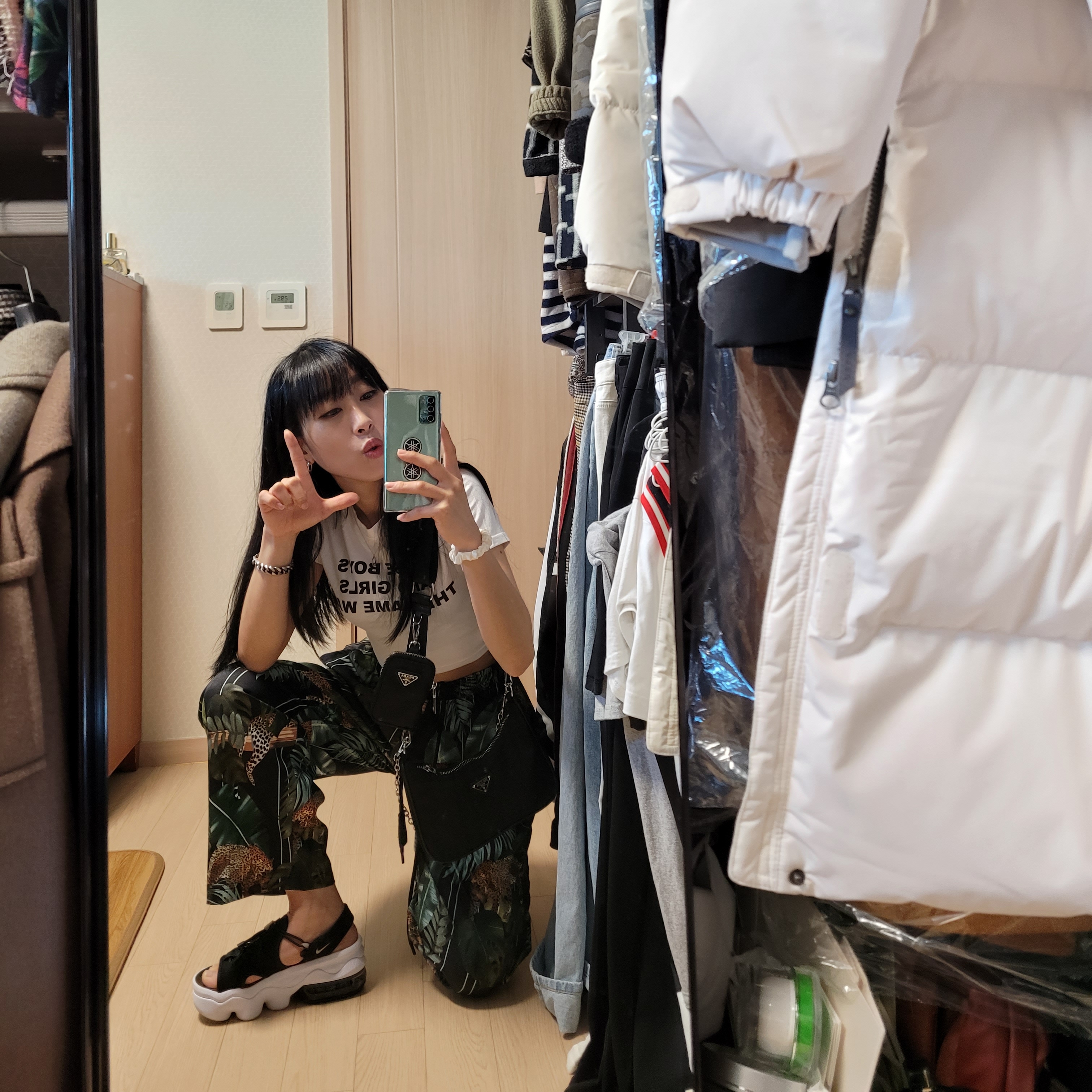 (W) Nike Air Max Koko Sandal Black White 착용 스타일 - 1